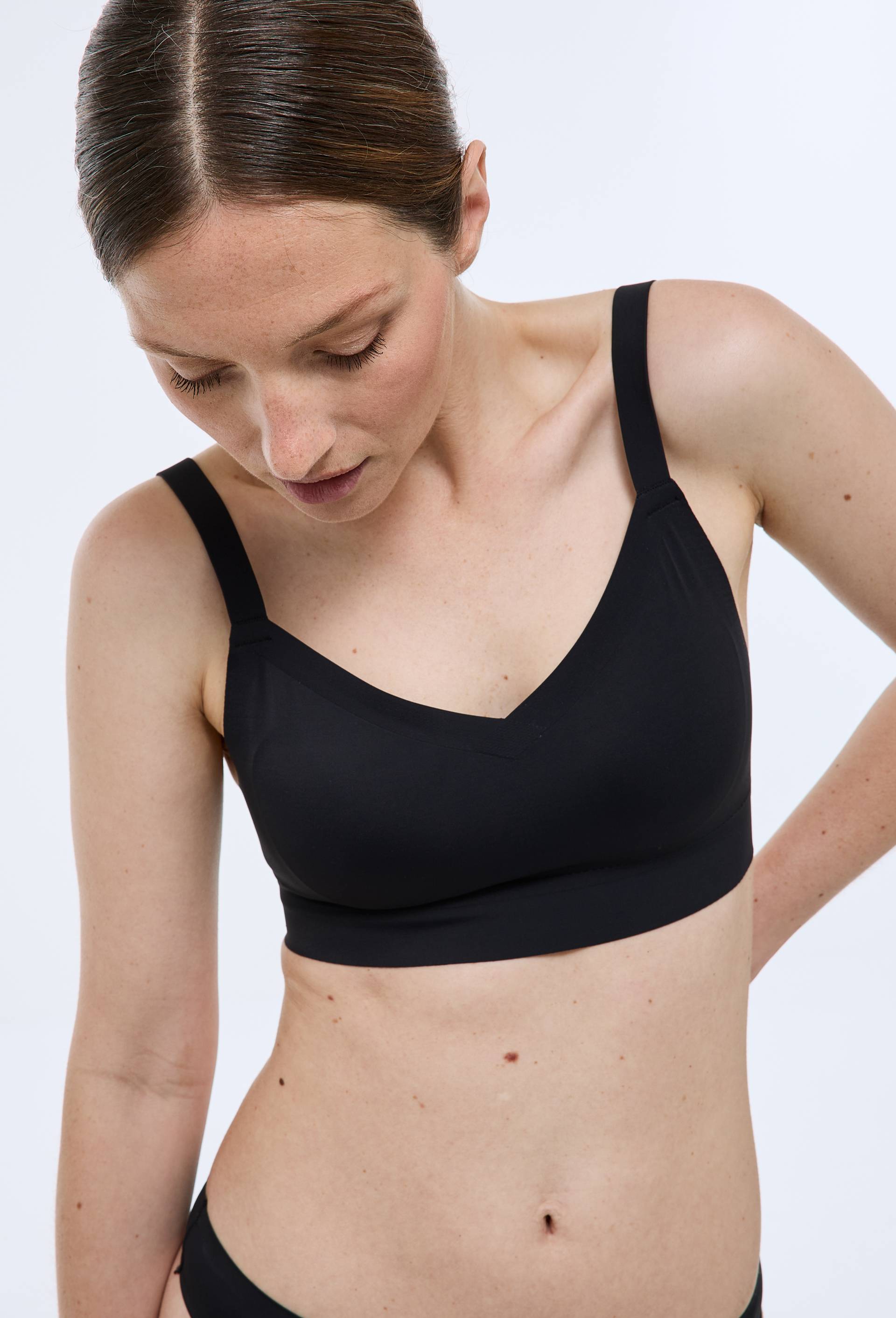 Brassi&egrave;re confort col V  en microfibre avec coques amovibles et agrafage dos, Noir, swatch image