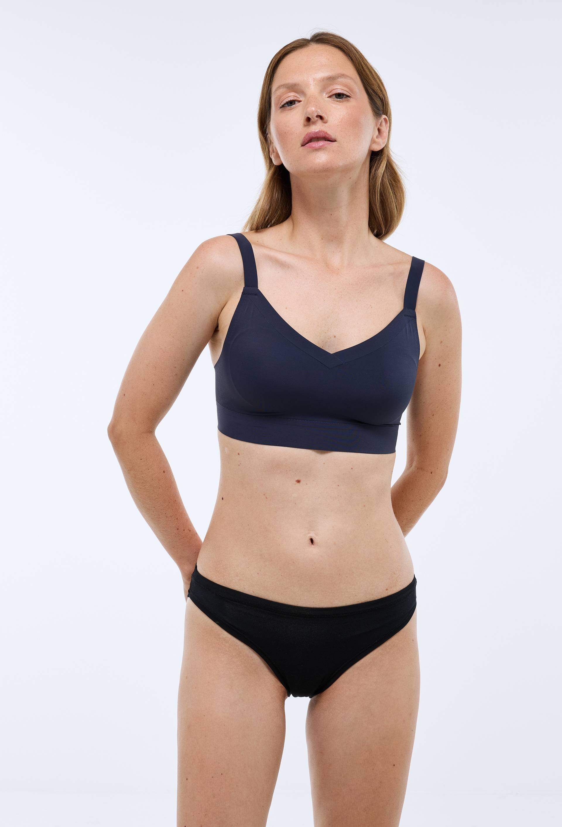 Brassi&egrave;re confort col V  en microfibre avec coques amovibles et agrafage dos, Bleu fonc&eacute;, swatch image