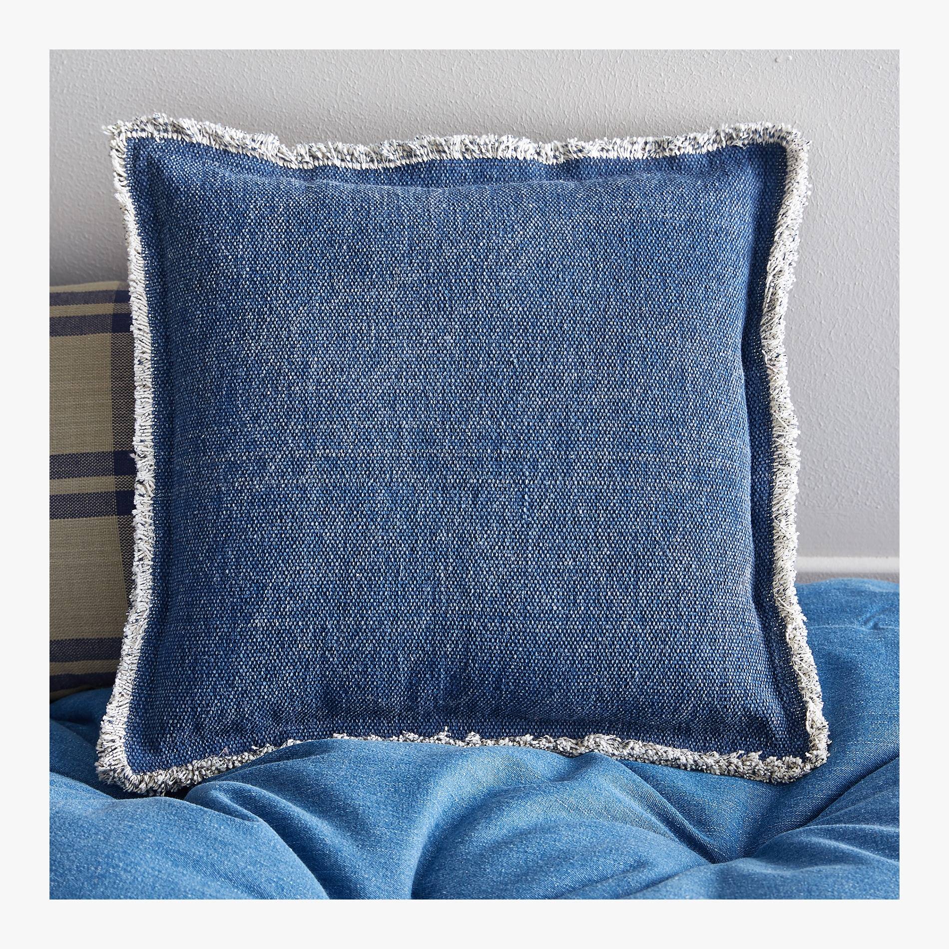 Coussin délavé à franges, Cobalt, large image number 0.0