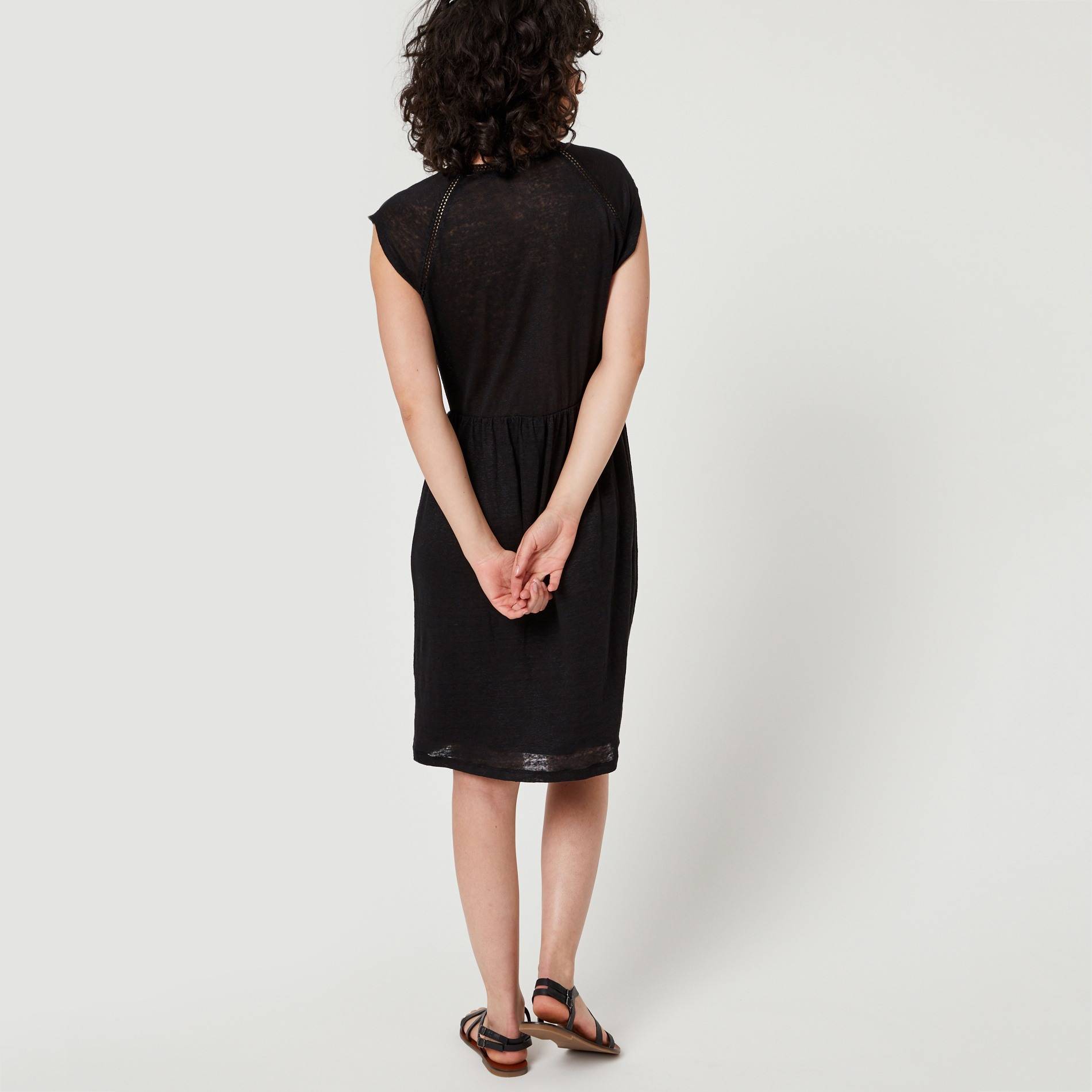 Robe en lin avec empiècement dentelle, Noir, large image number 1