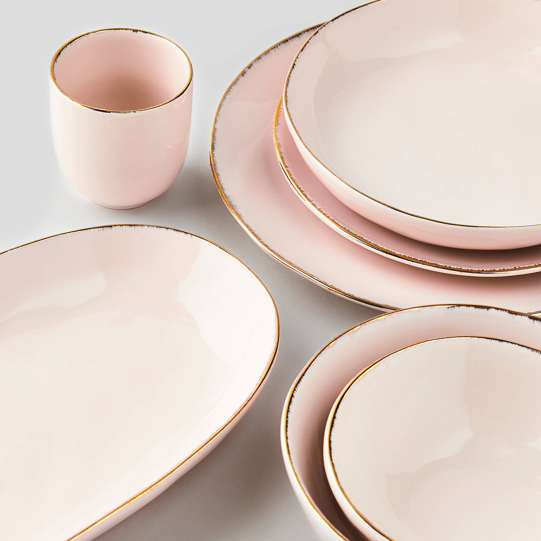 Assiette plate avec liseré doré, Bois de rose, large image number 1.0