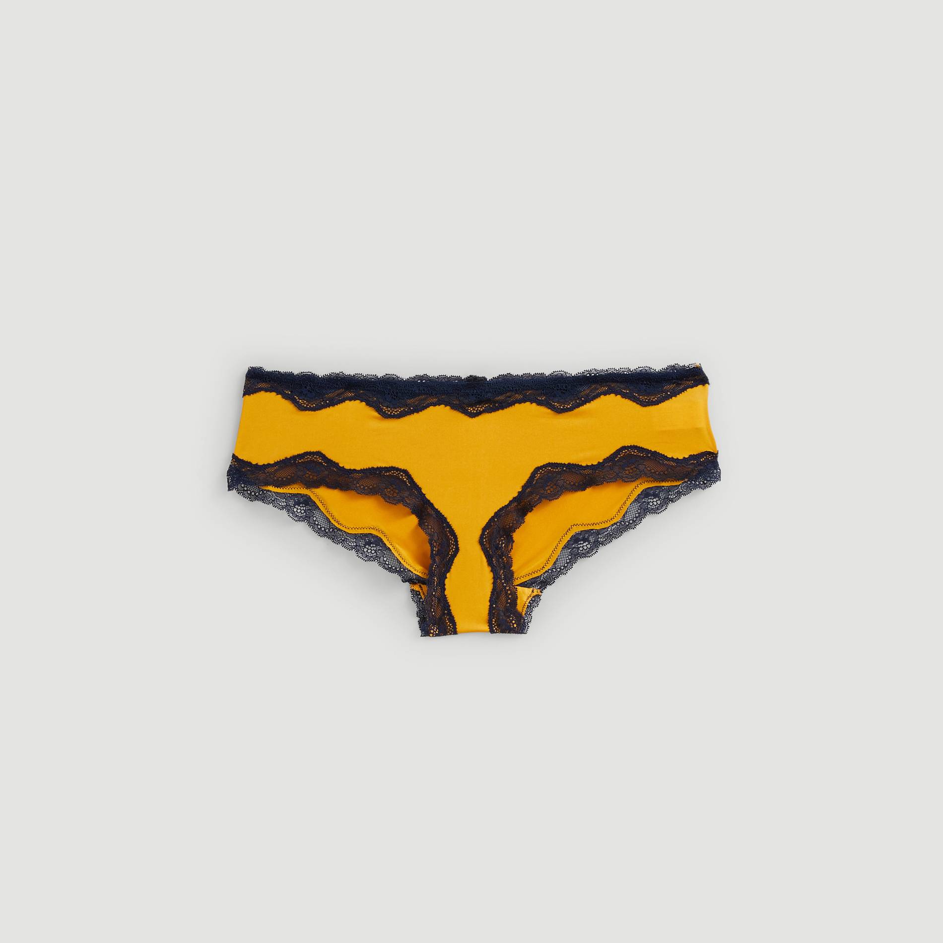 Hipster en dentelle et micro, Bordeaux, large image number 2.0