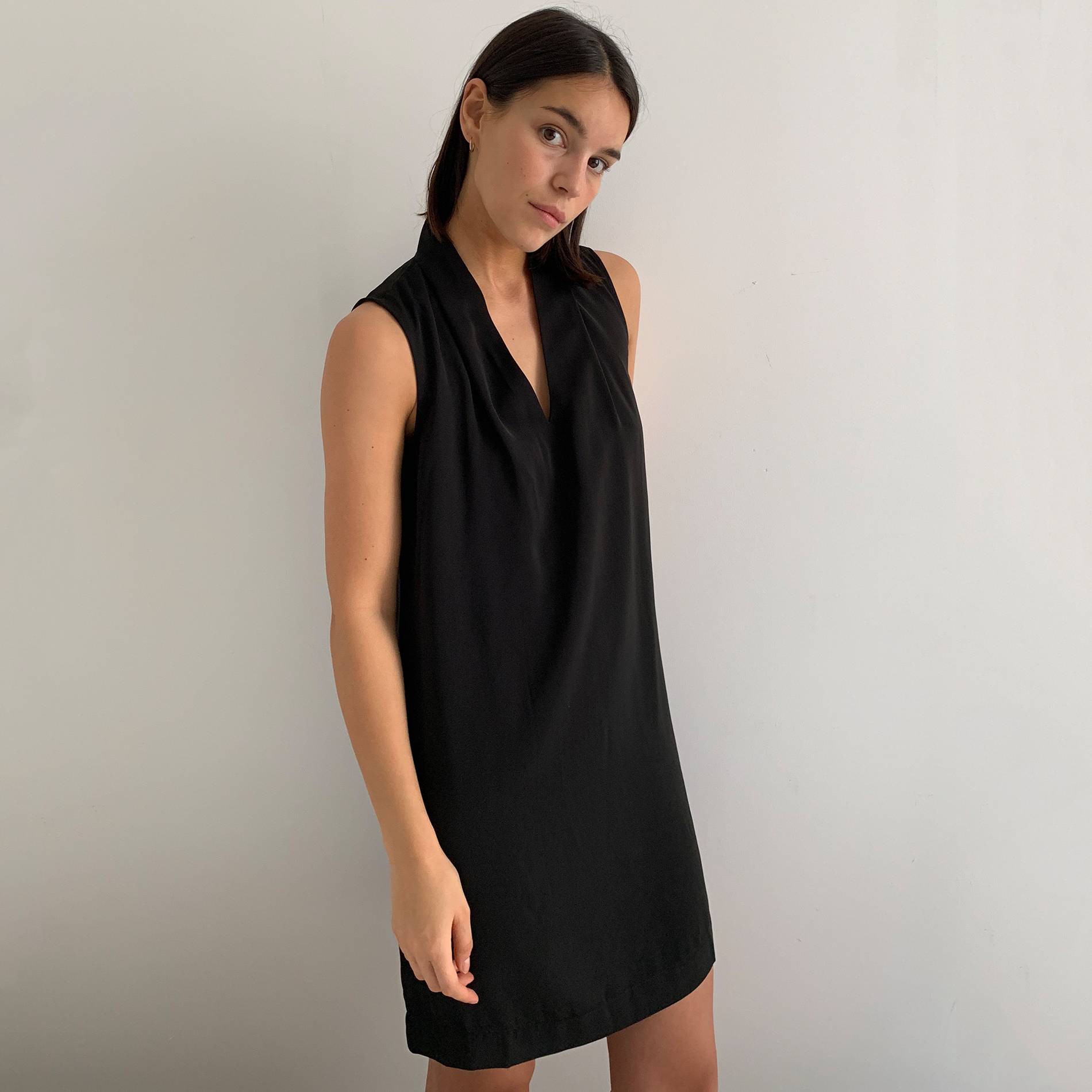 Robe courte unie sans manches col V, Noir, large image number 0