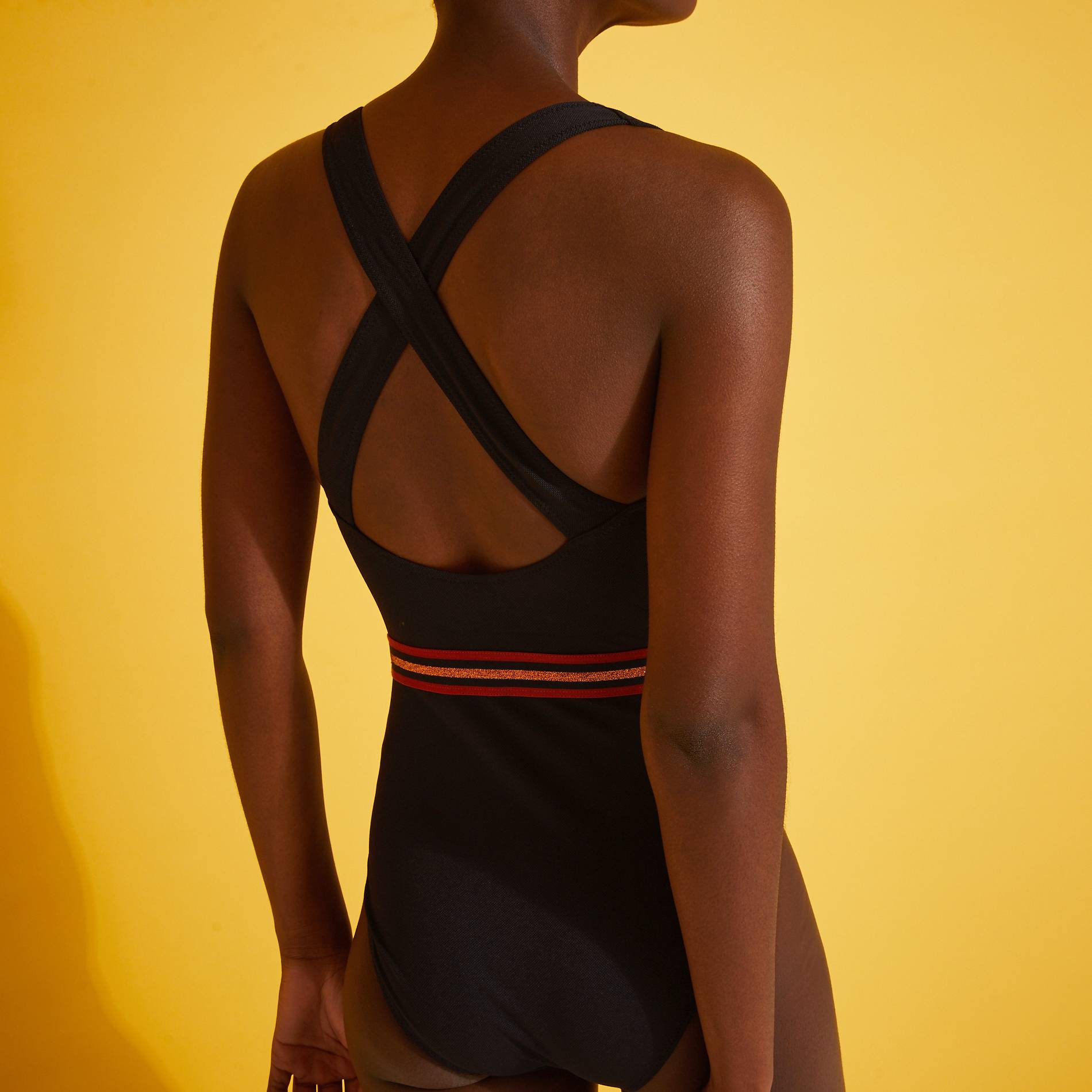 Maillot de bain 1 pièce uni, ceinture effet brillant, Noir, large image number 0