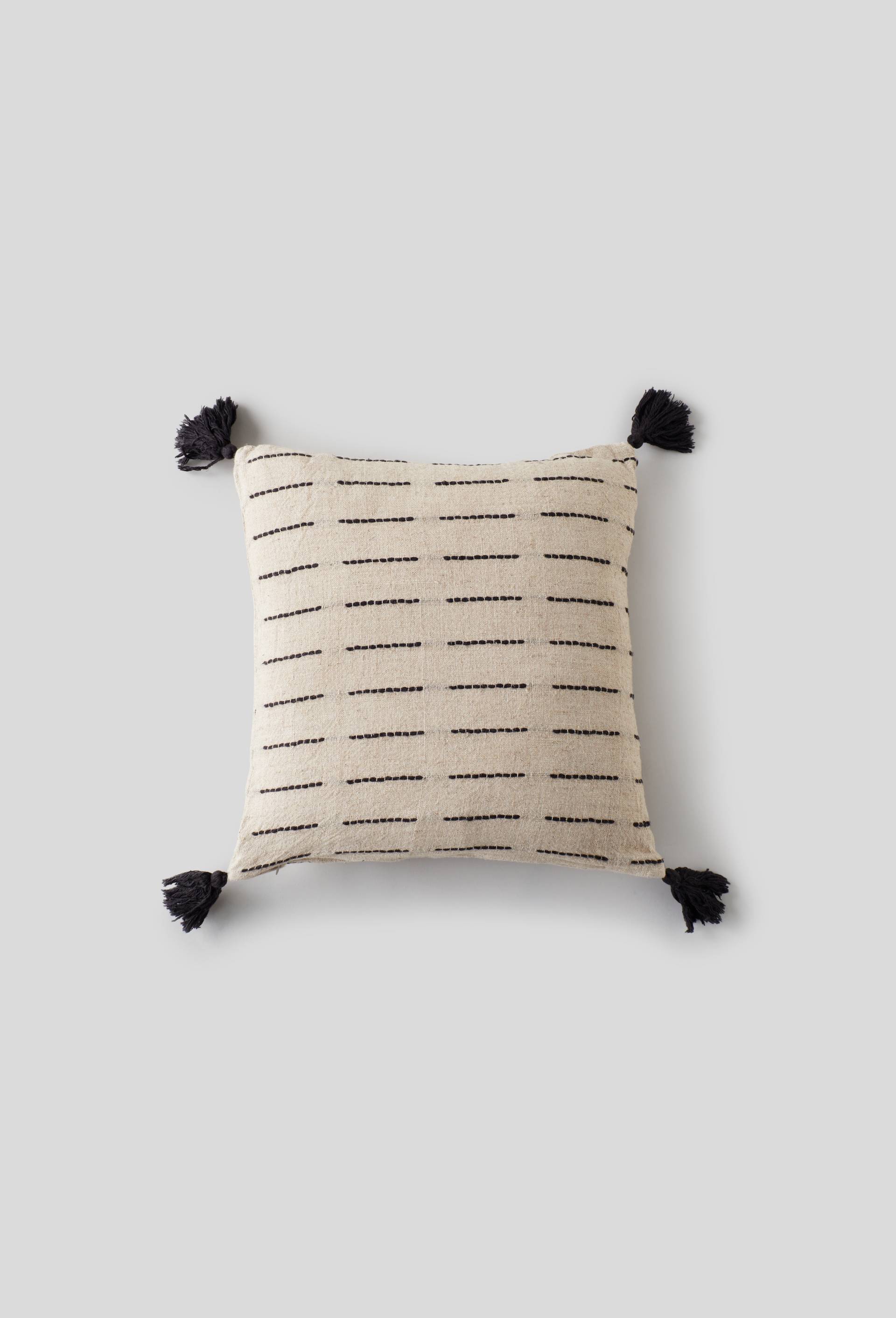 Coussin reli&eacute;f&eacute;, Ecru, large image number 0.0