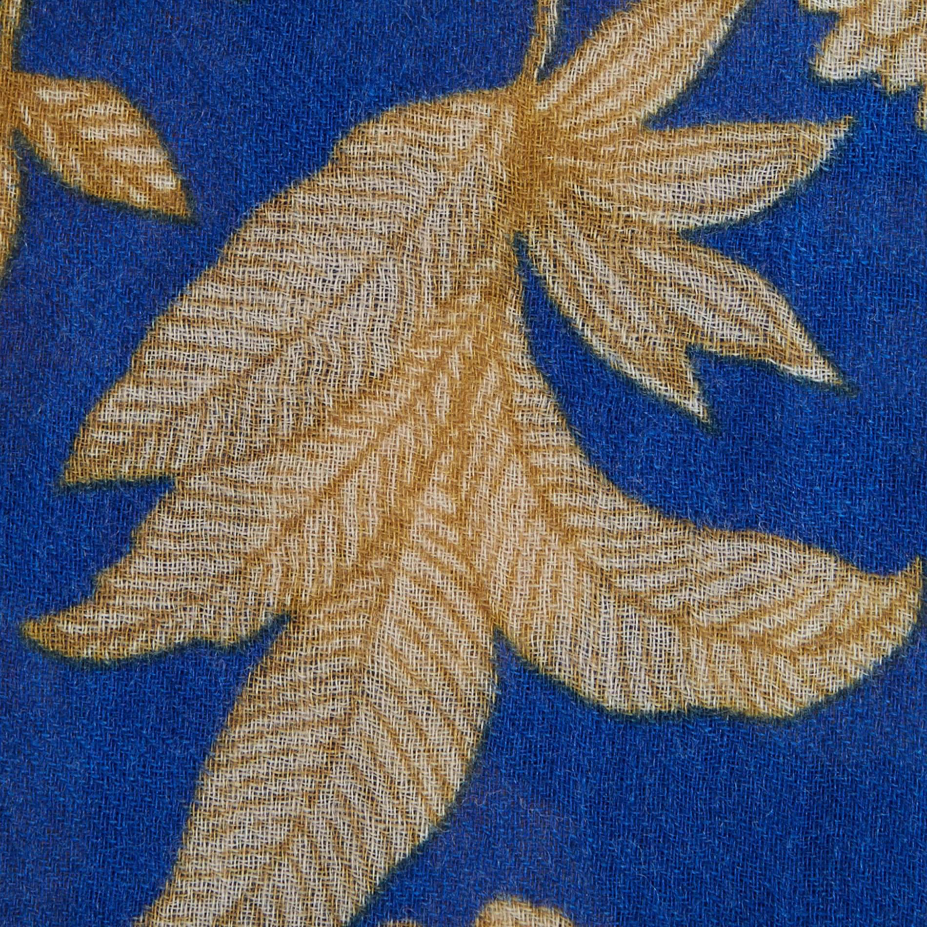 Etole en laine imprimé fleuri, Indigo, large image number 2.0