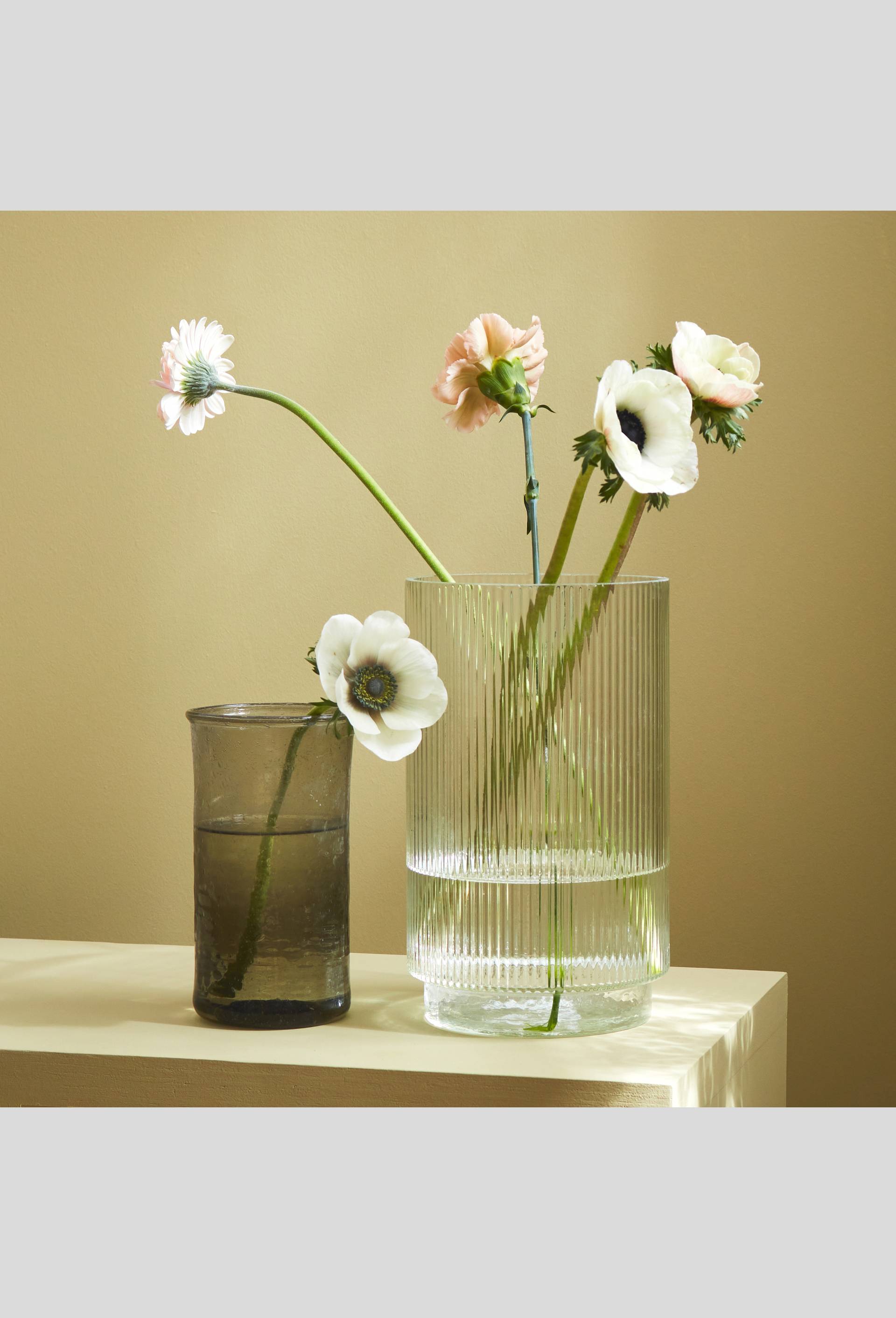 Vase droit stri&eacute;, 15xH25cm, en verre, Transparent, large image number 2
