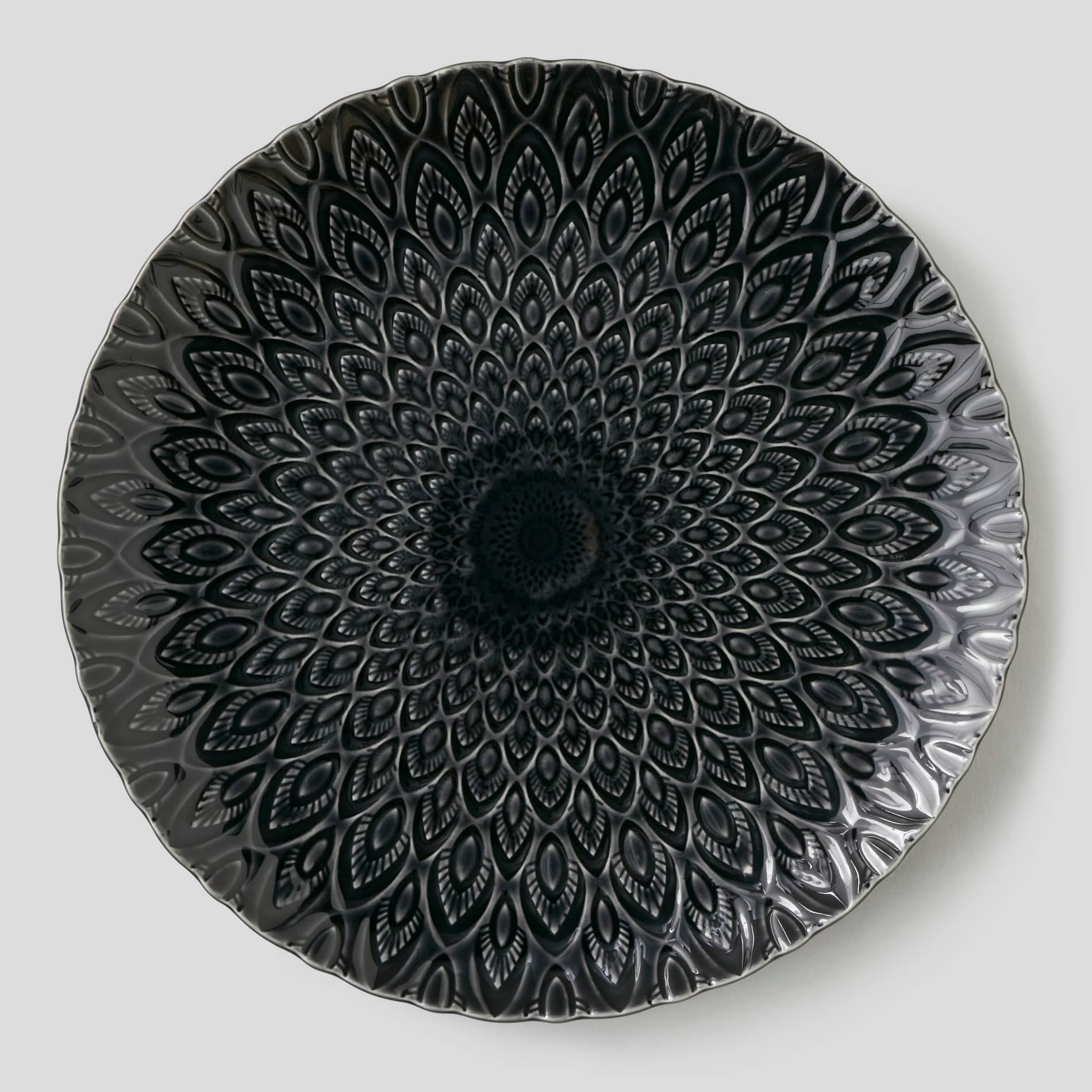 Plat rond écaillé, Noir, large image number 0.0