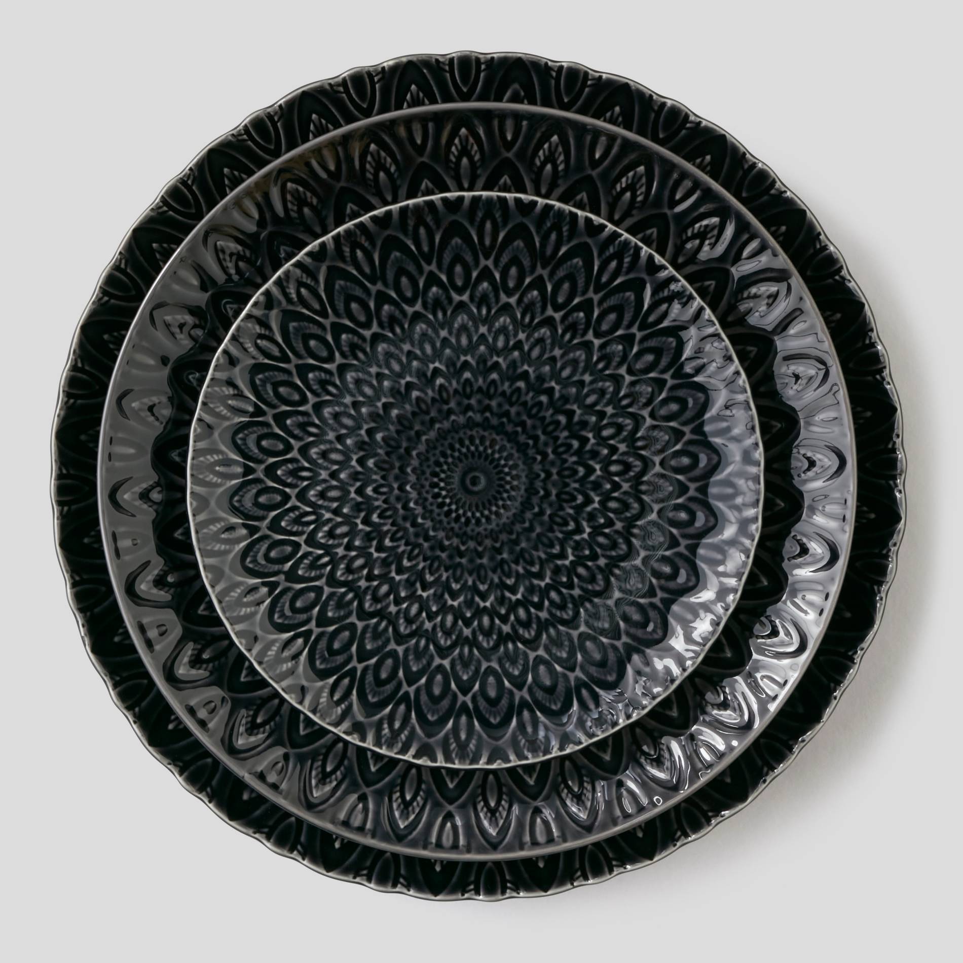 Plat rond écaillé, Noir, large image number 1
