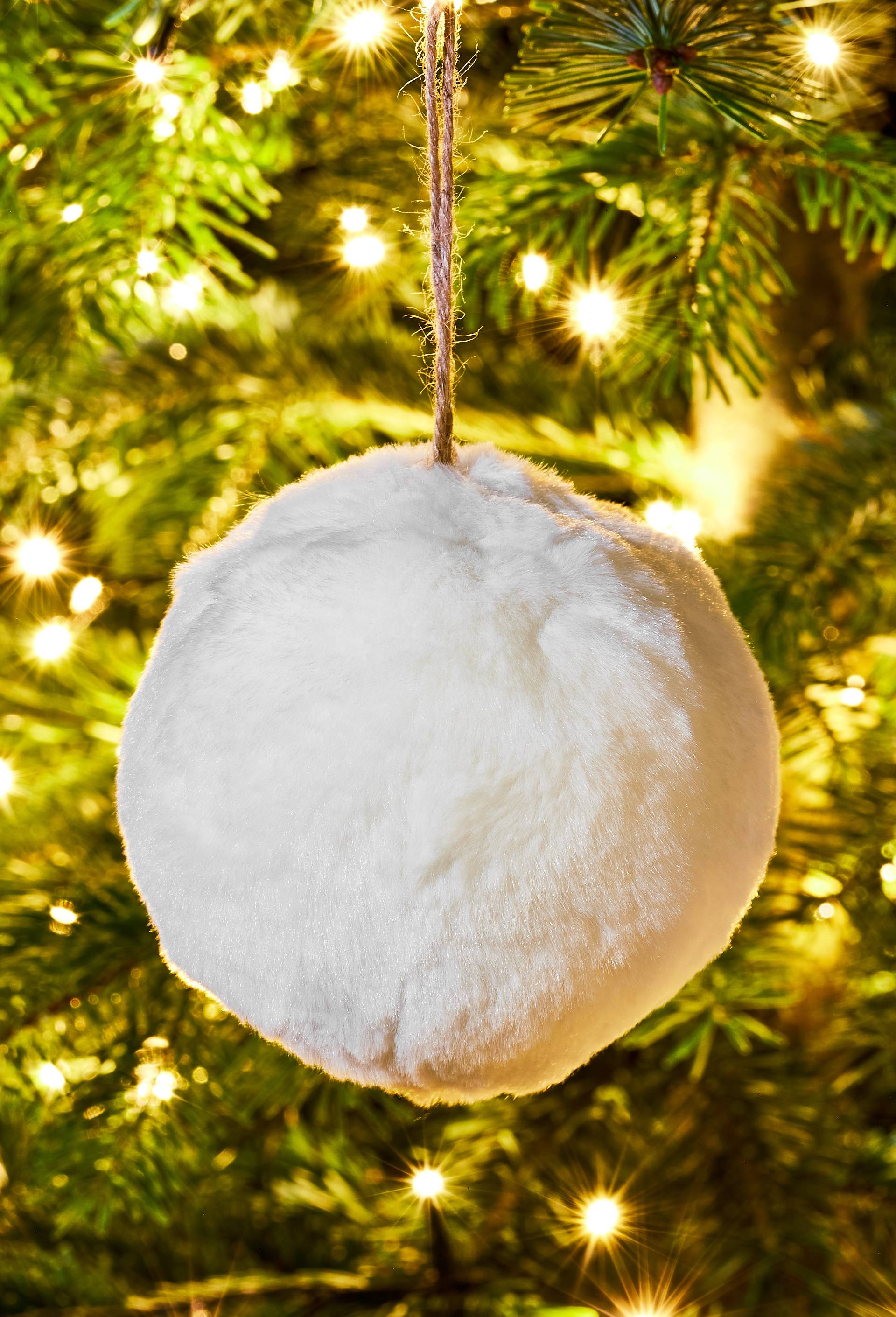 Boule effet fausse fourrure blanche, 10cm, en tissu, Blanc, large image number 1.0
