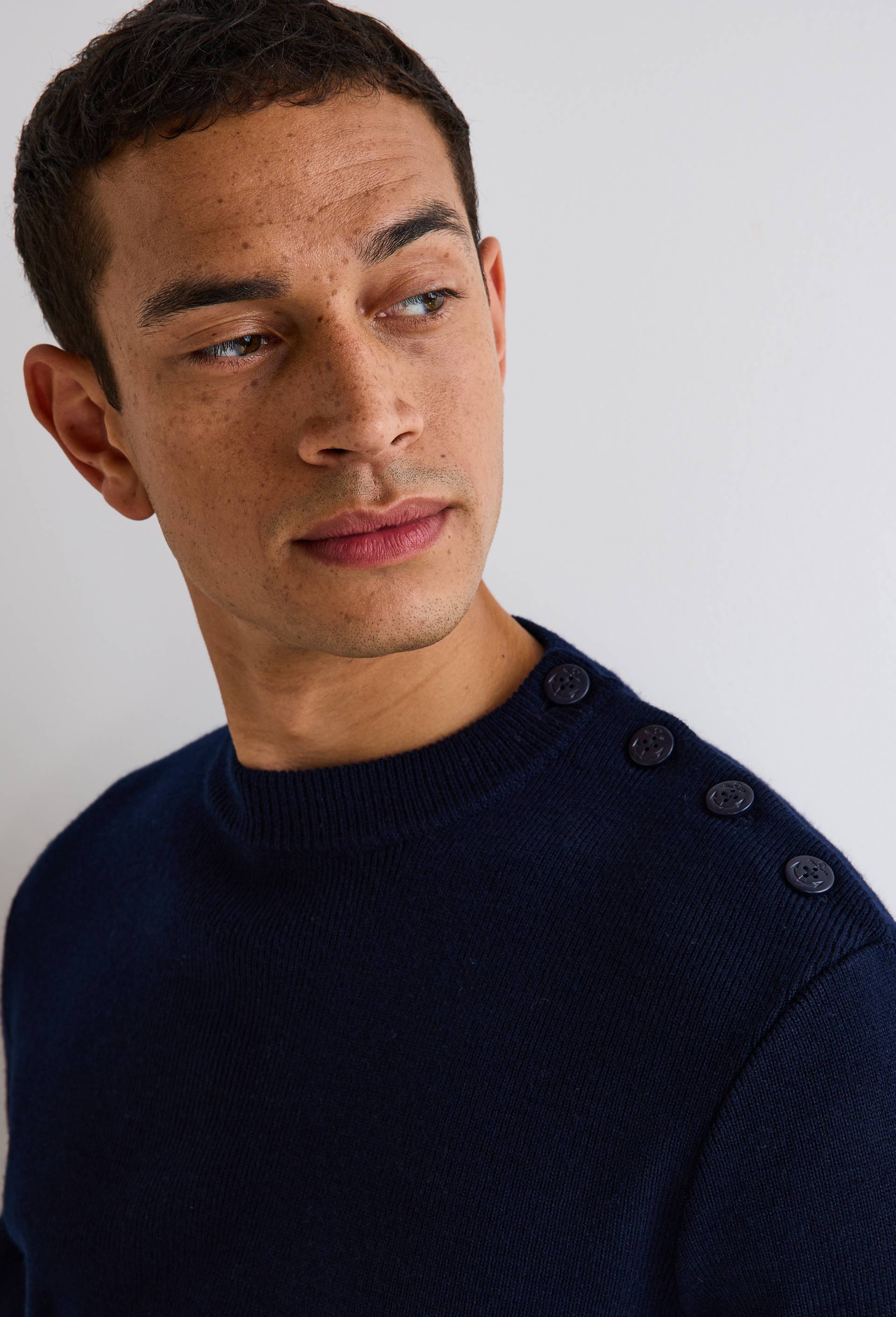 Pull col rond boutonné contenant de la laine, Bleu foncé, swatch image