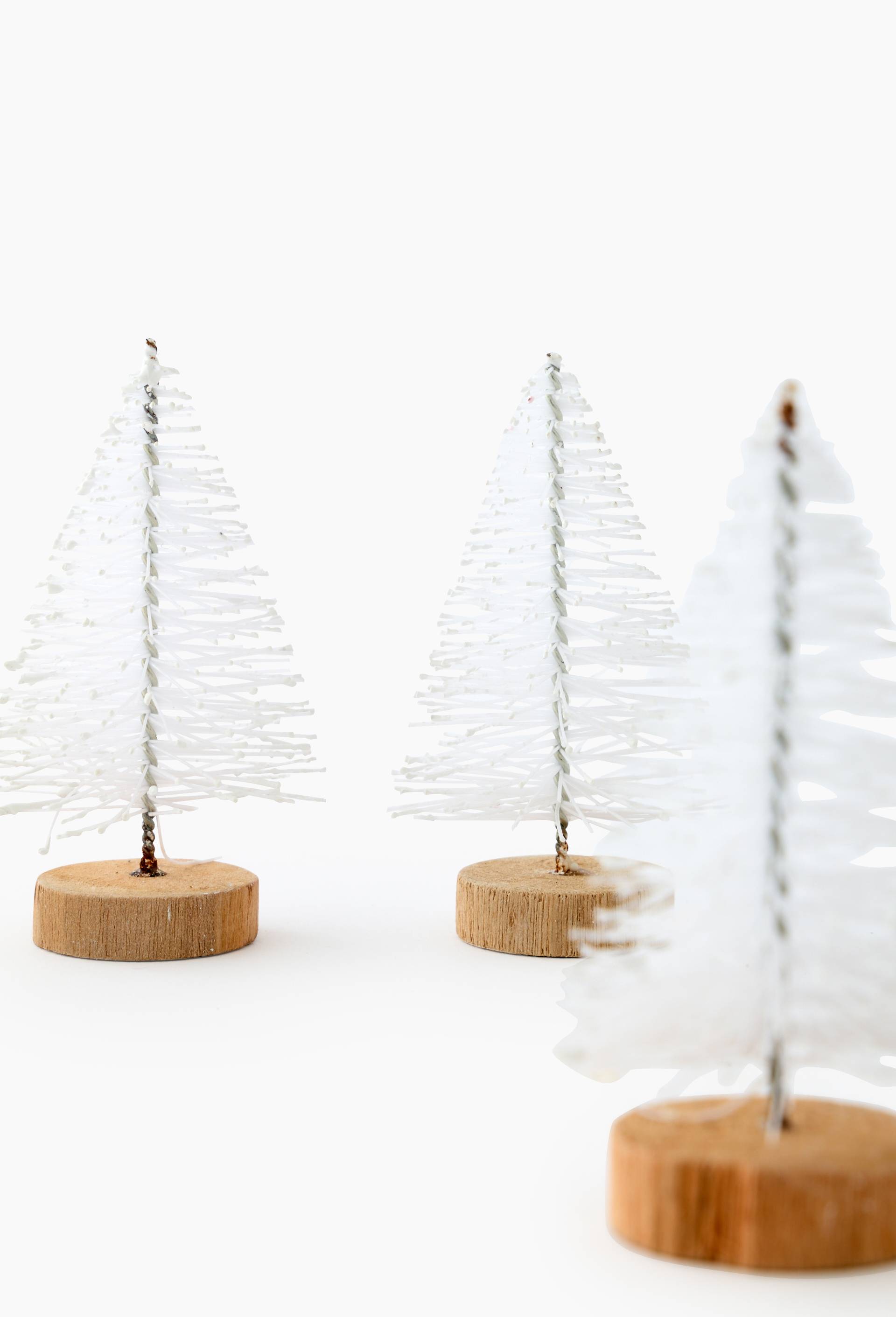 Boite de 6 mini sapins, 6cm, en plastique, Blanc, large image number 1