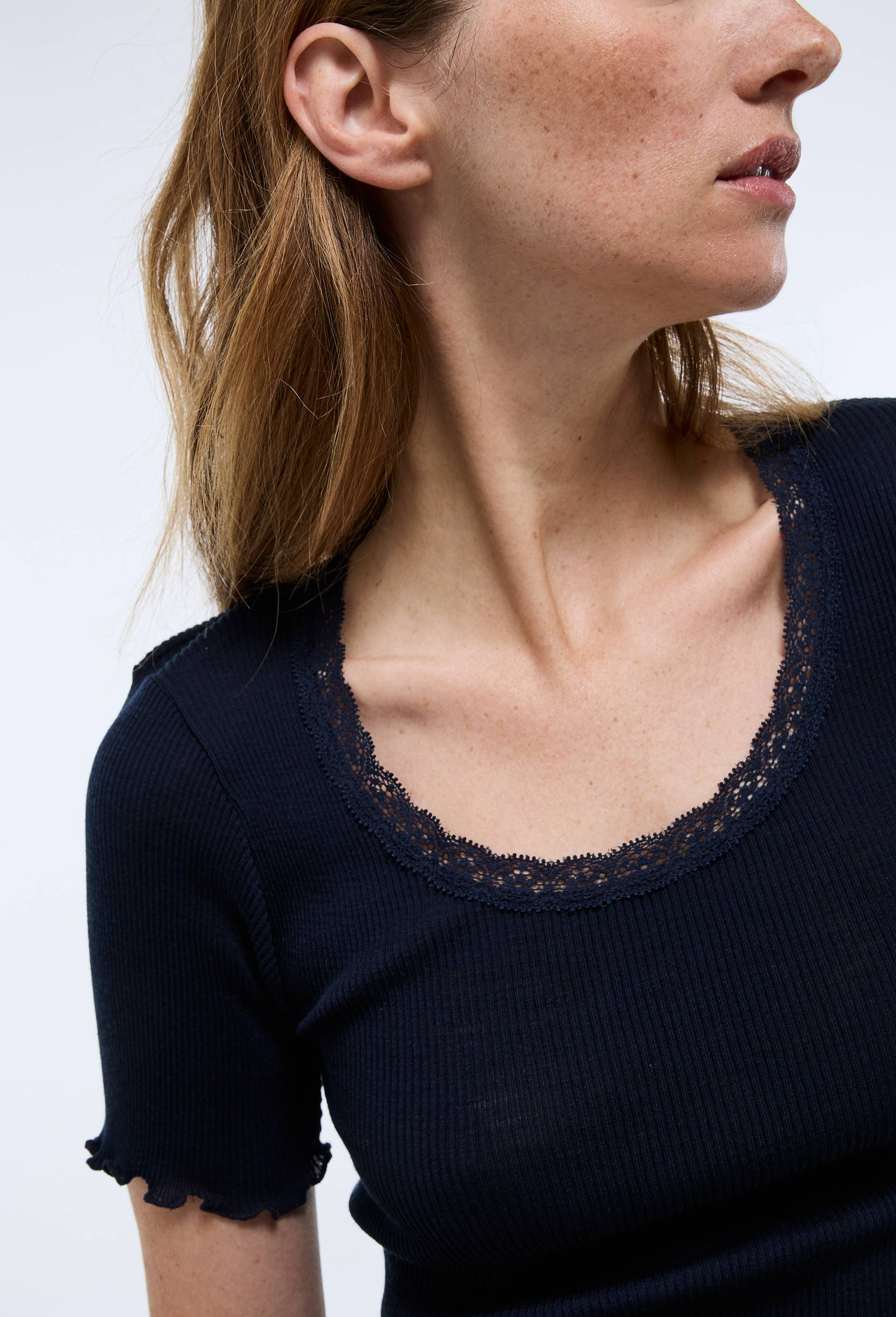 T-shirt manches courtes en laine et soie avec dentelle, Bleu fonc&eacute;, large image number 1