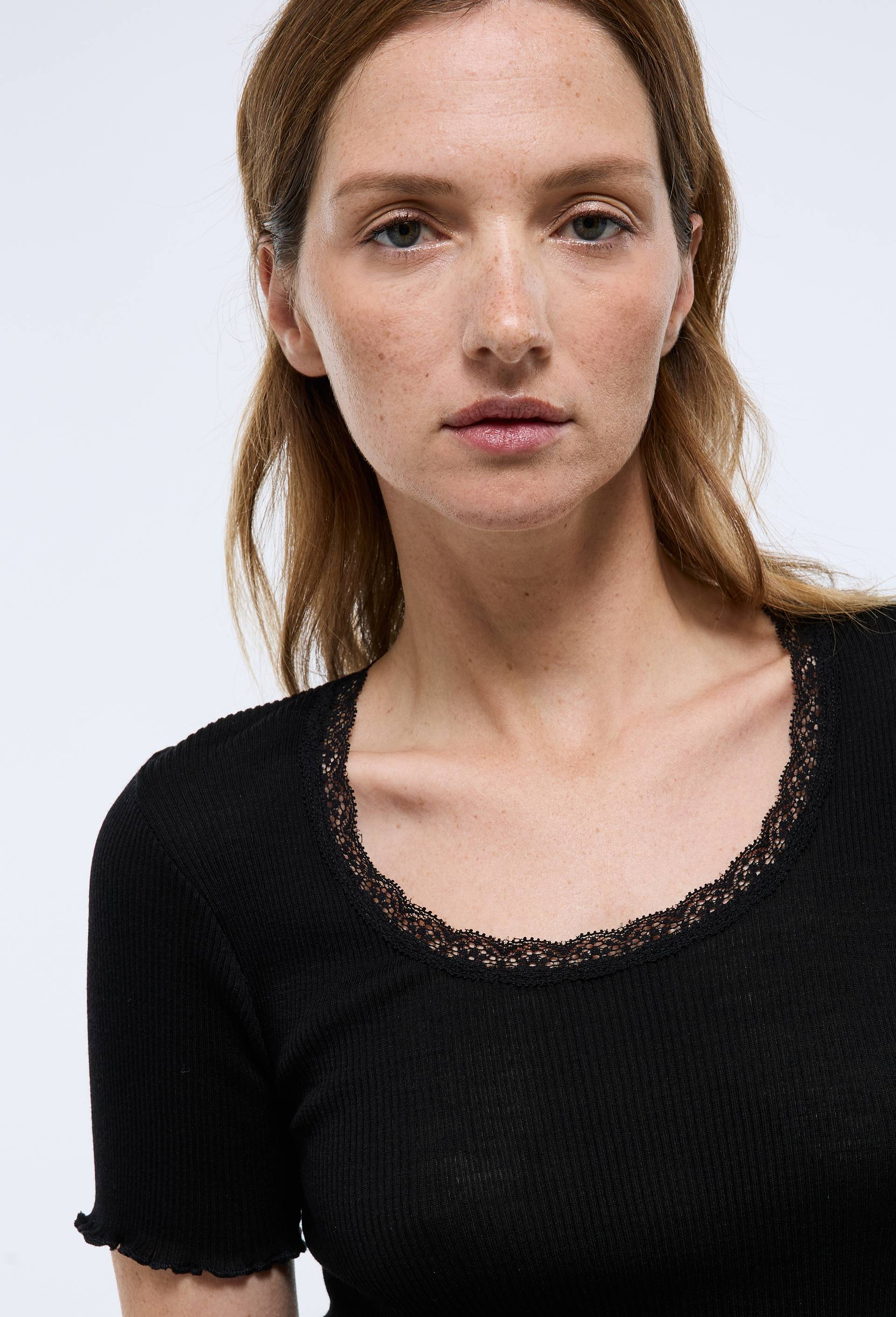 T-shirt manches courtes en laine et soie avec dentelle, Noir, large image number 1.0