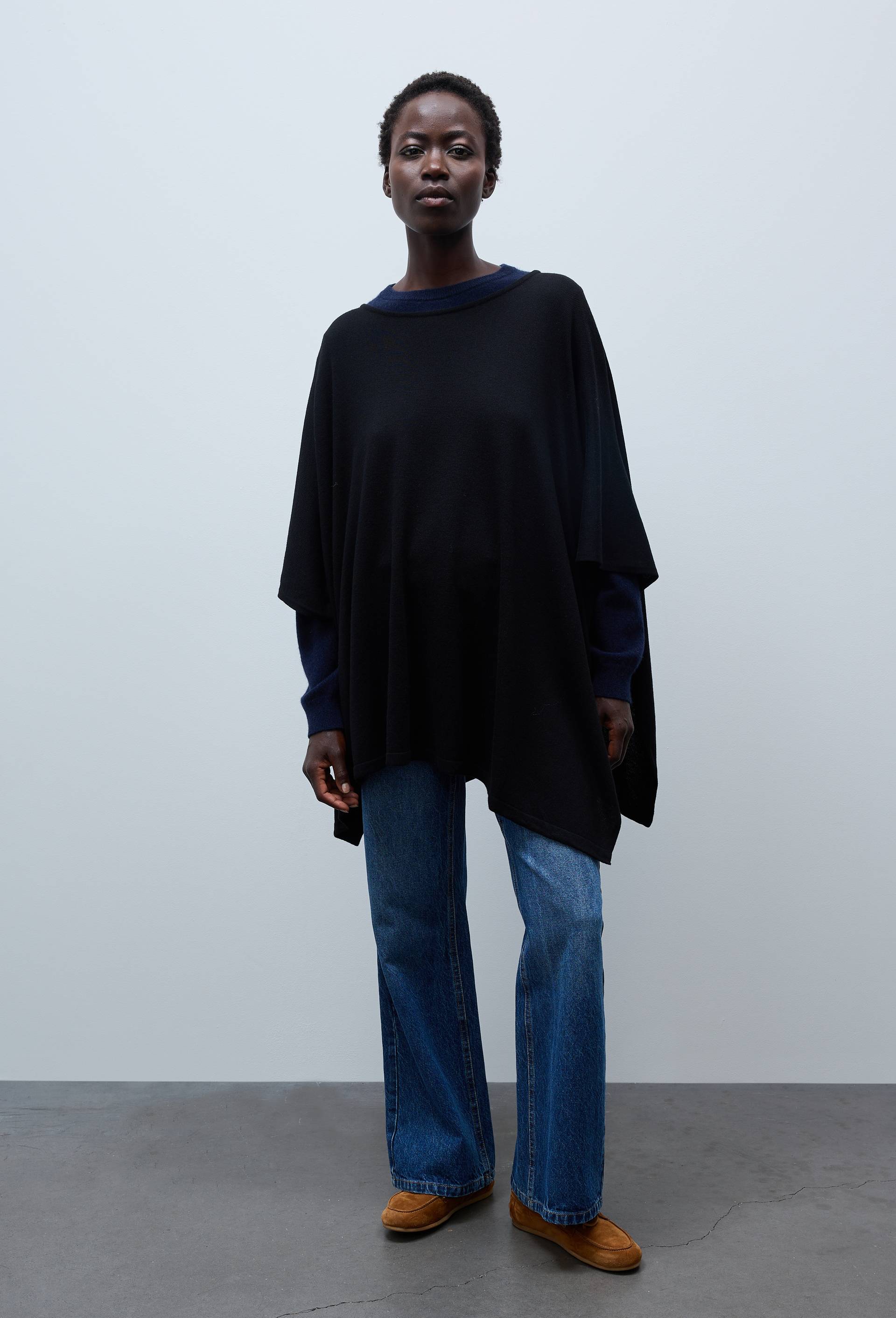 Poncho contenant de la laine, Noir, large image number 0