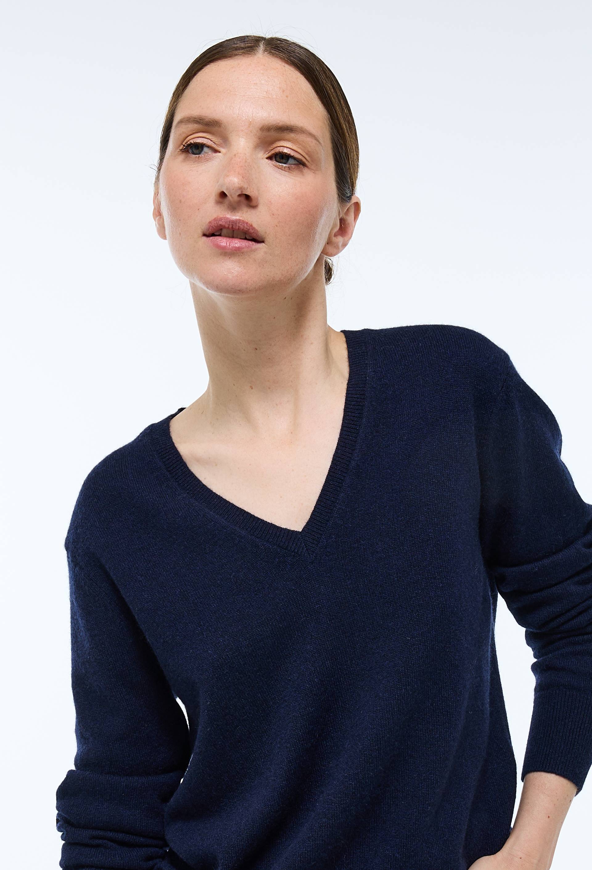 Pull uni col V en 100% cachemire, Bleu fonc&eacute;, large image number 0