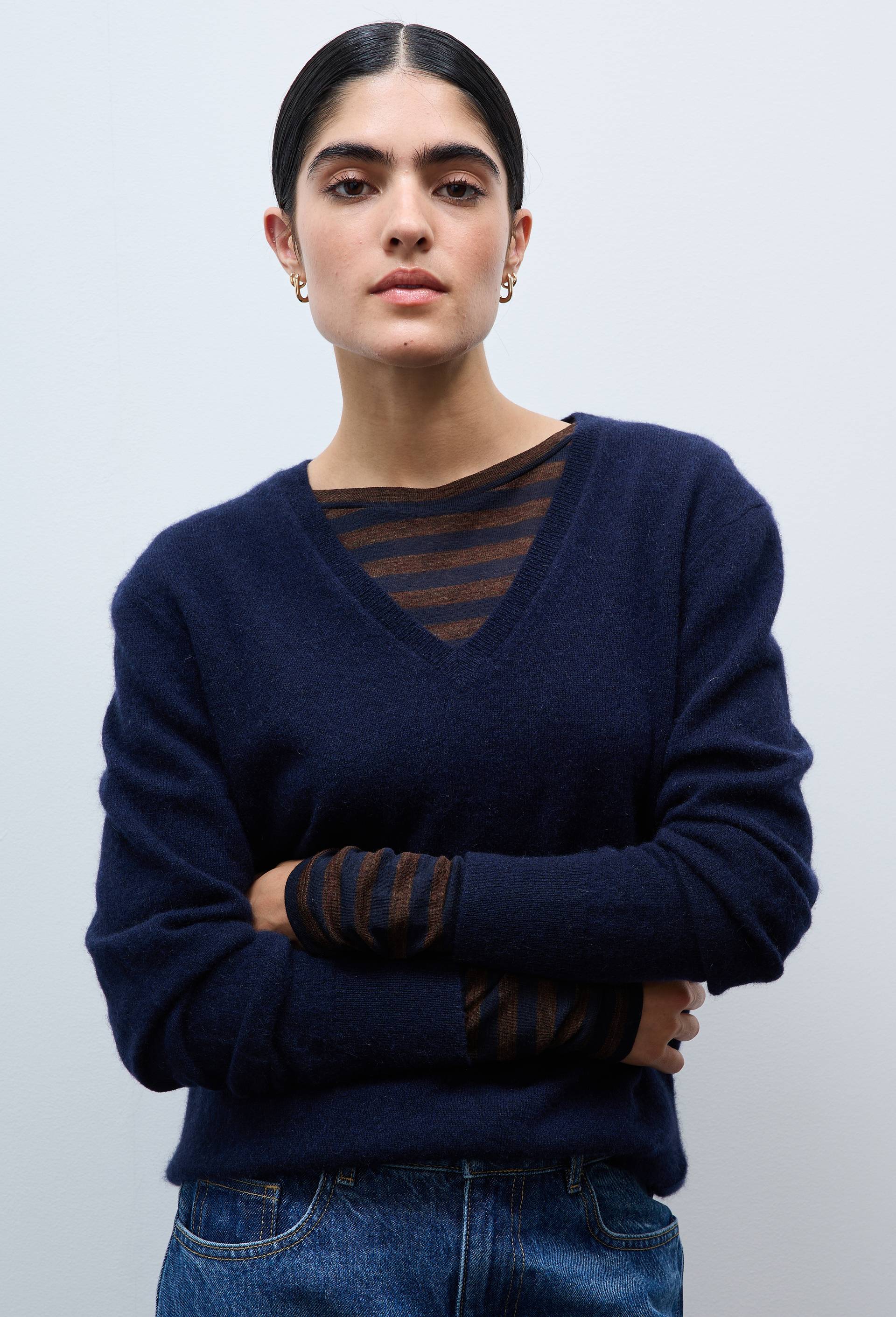 Pull uni col V en 100% cachemire, Bleu fonc&eacute;, swatch image
