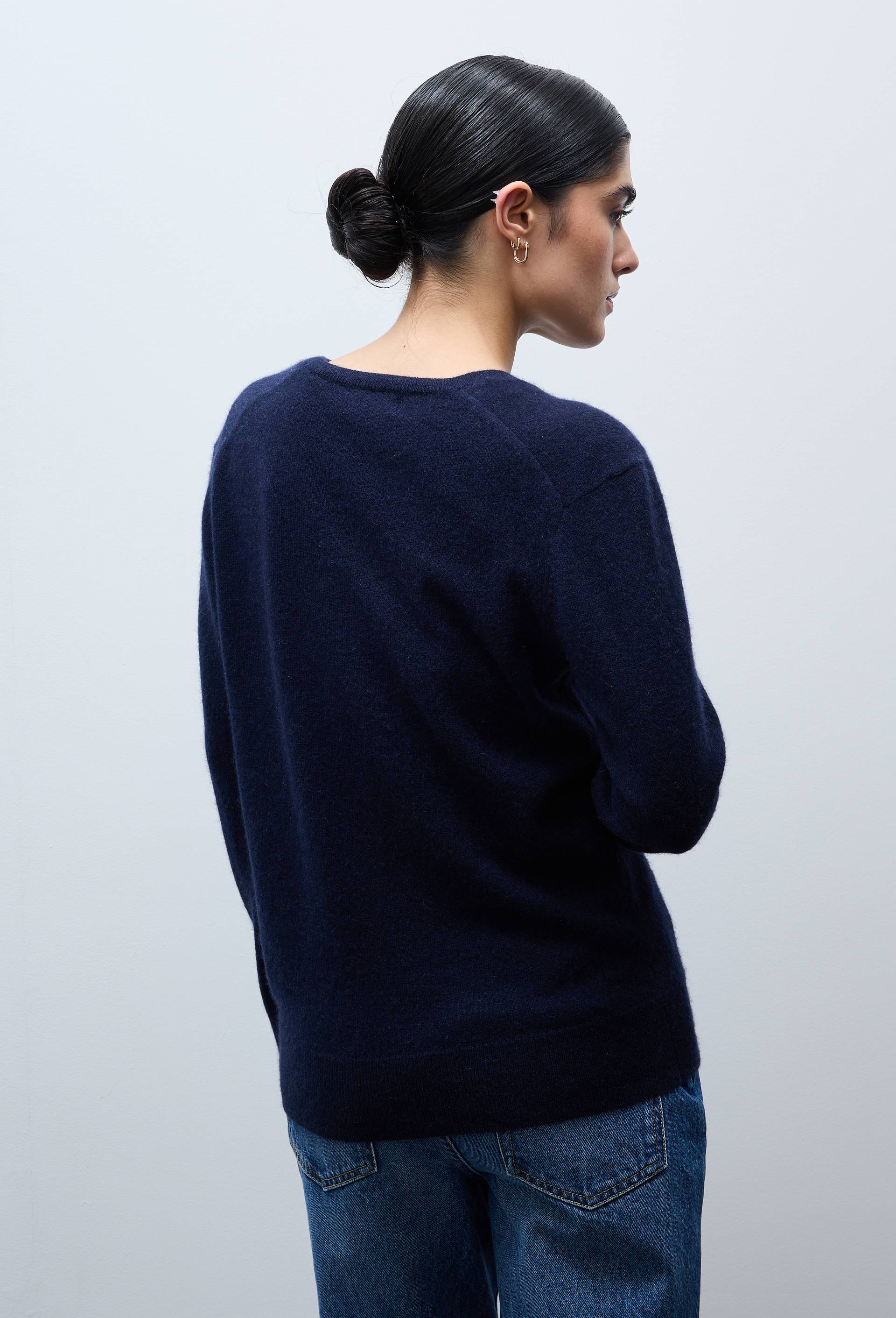 Pull uni col V en 100% cachemire, Bleu fonc&eacute;, large image number 1.0