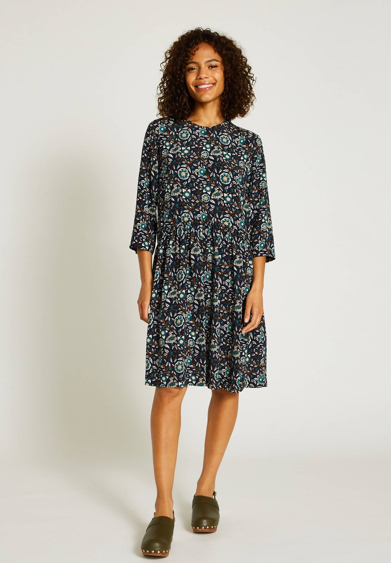 Robe housse imprimée en viscose, Bleu foncé, large image number 3.0