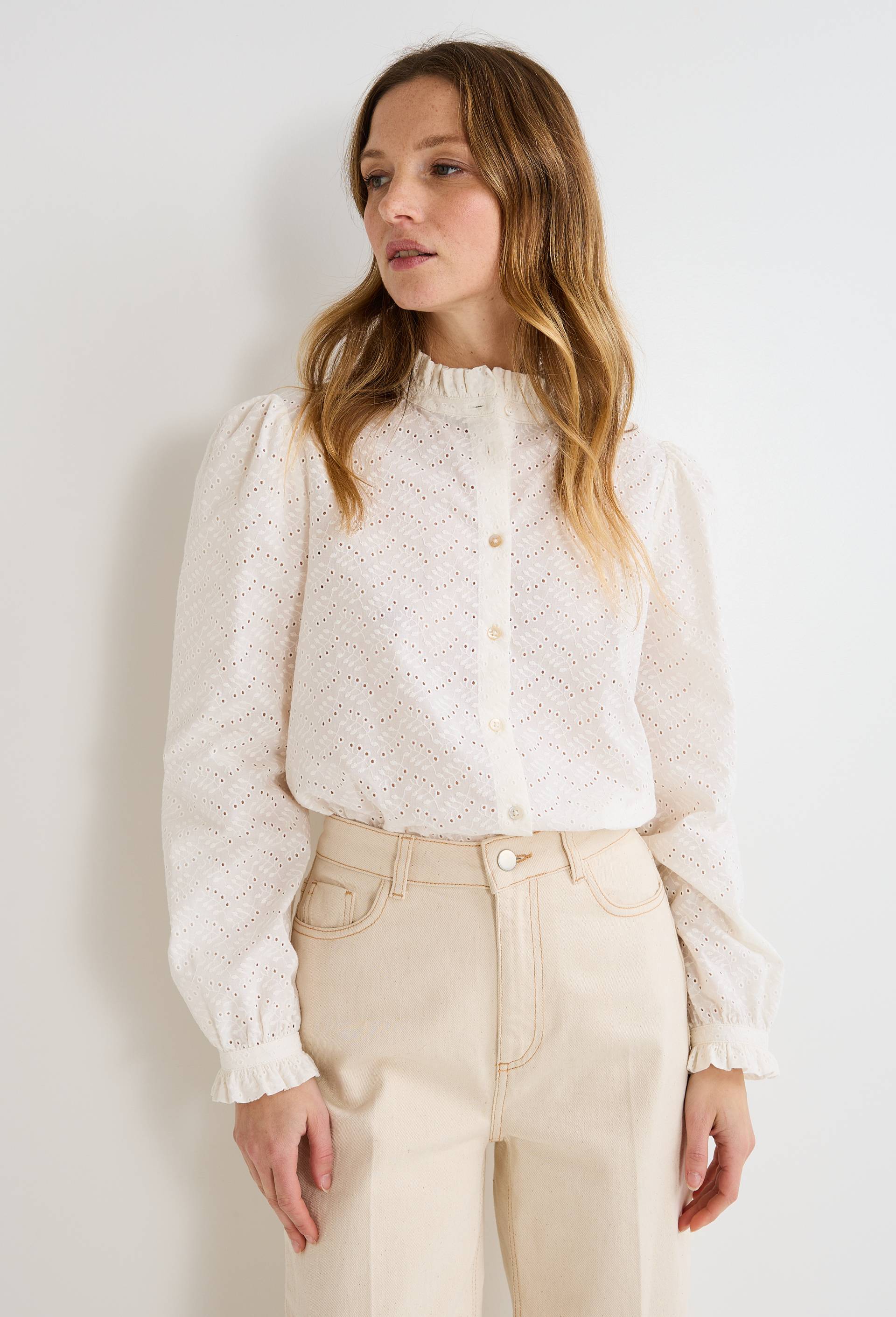 Blouse manches longues en broderie anglaise en coton, Ecru, swatch image