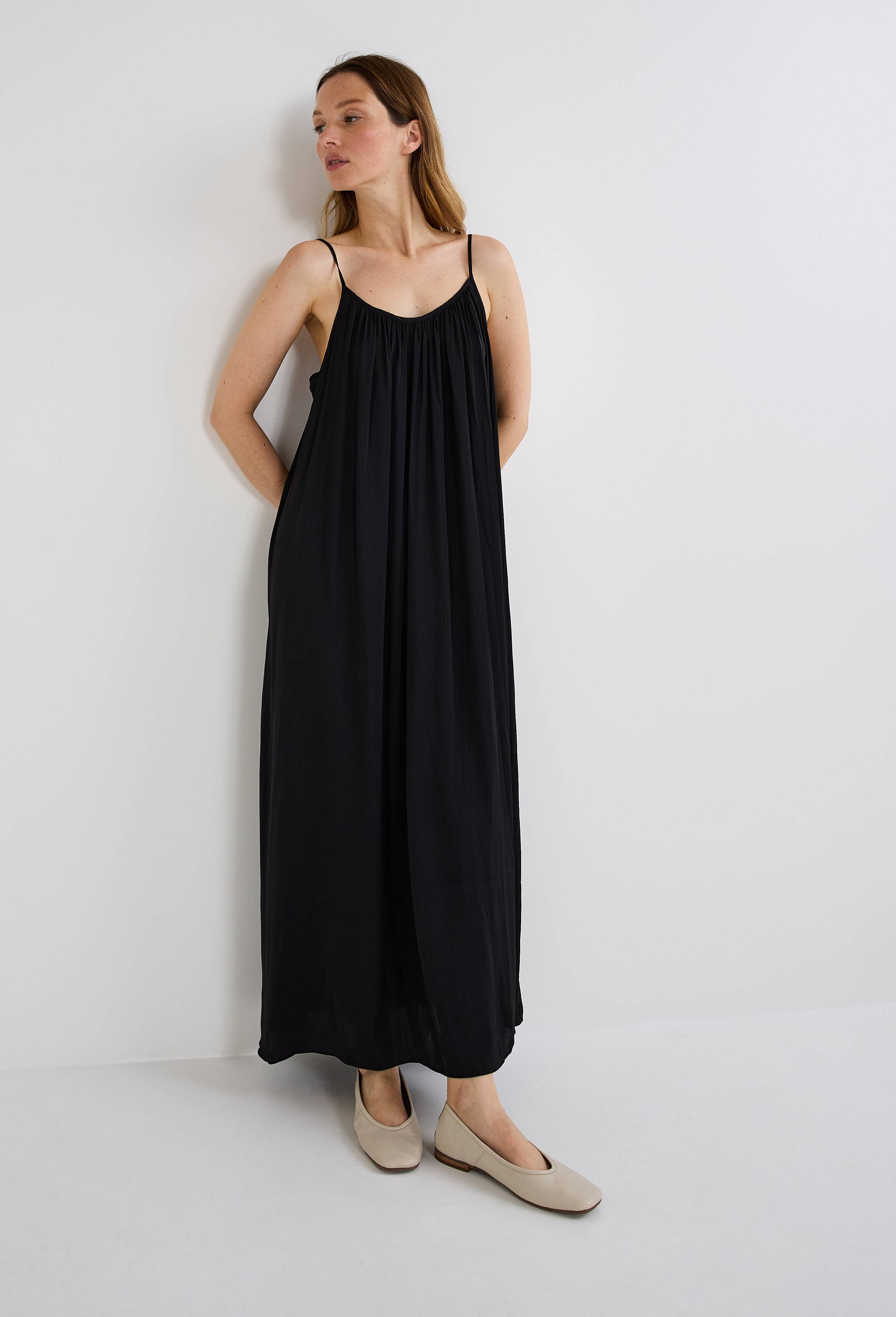 Robe ample satin&eacute;e &agrave; bretelles, Noir, large image number 0