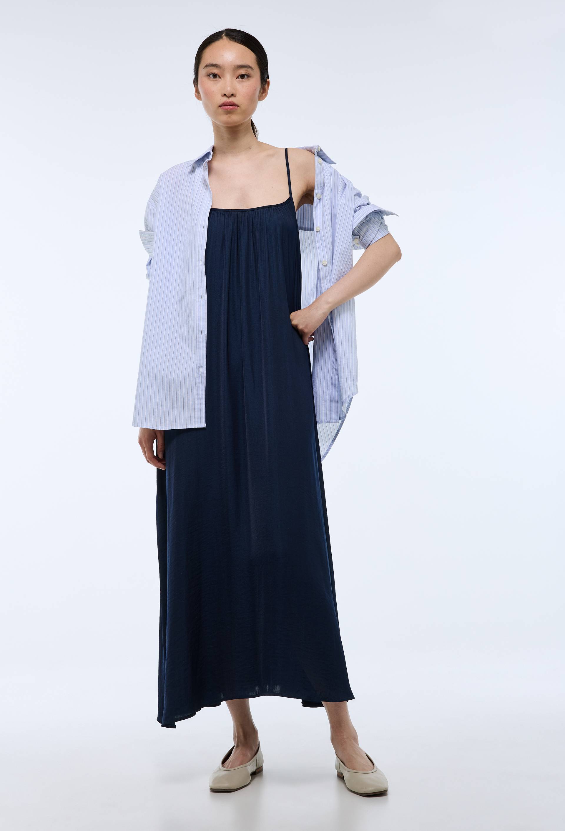 Robe ample satin&eacute;e &agrave; bretelles, Bleu fonc&eacute;, large image number 0