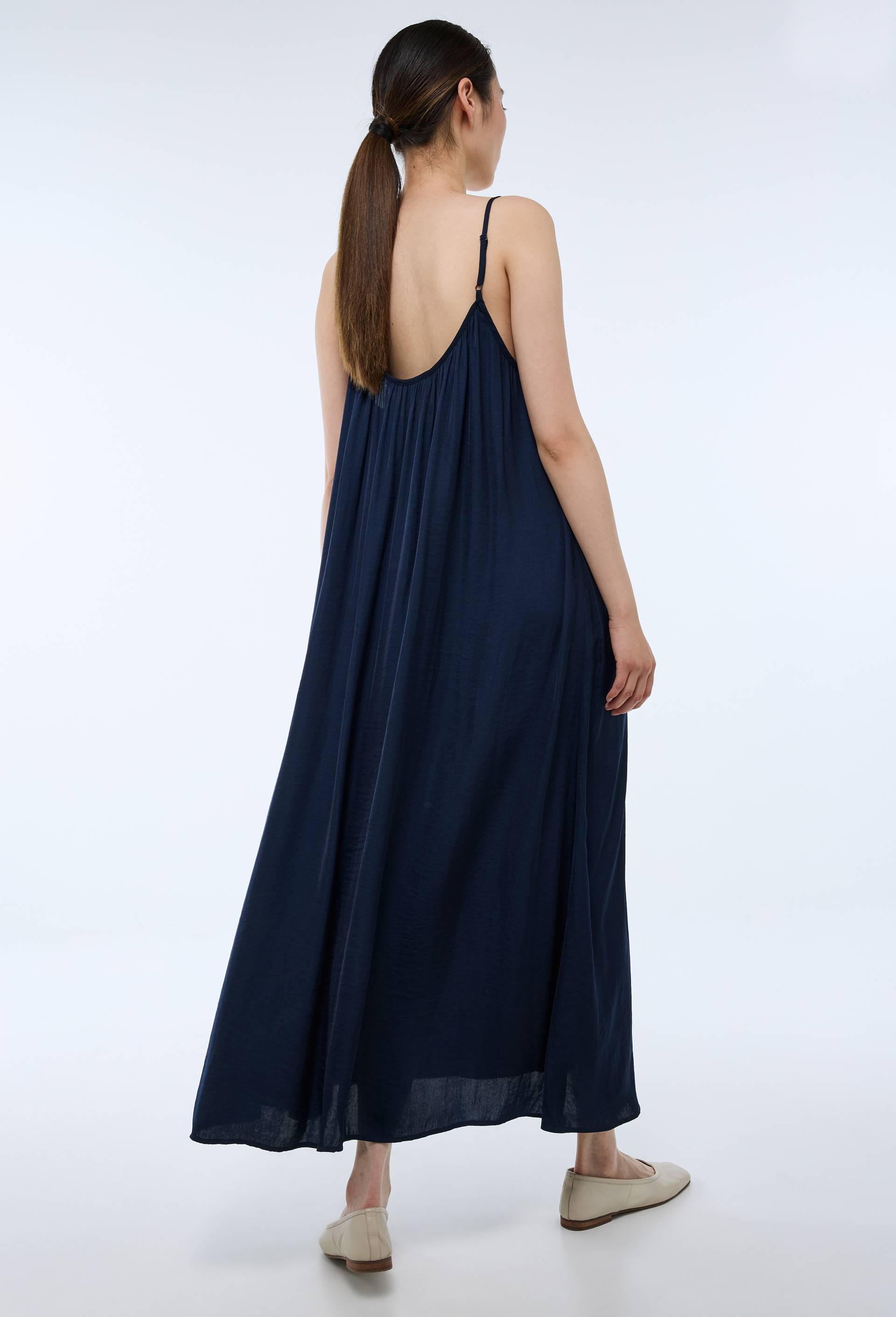 Robe ample satin&eacute;e &agrave; bretelles, Bleu fonc&eacute;, large image number 2