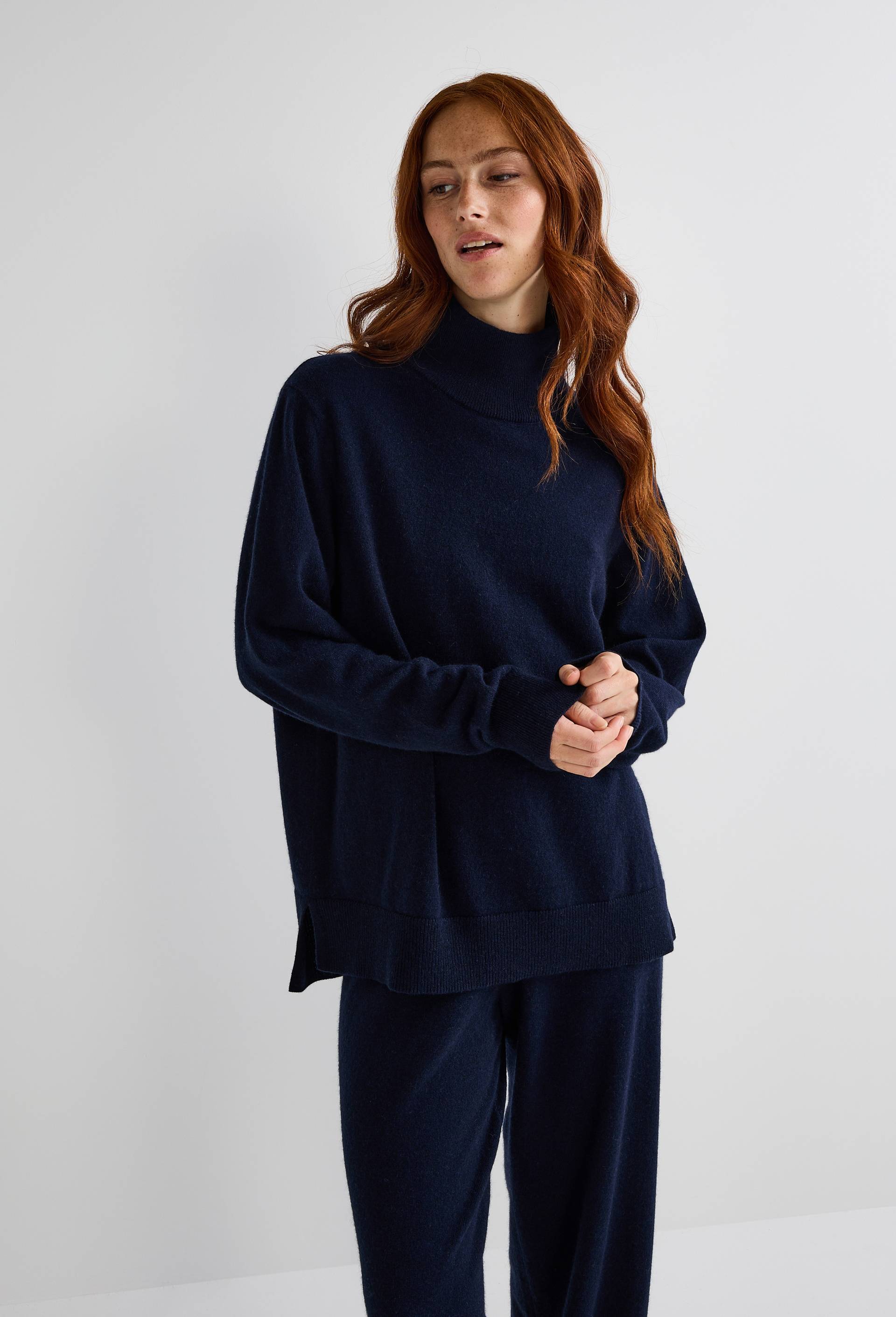 Pull col montant uni en cachemire, Bleu fonc&eacute;, swatch image