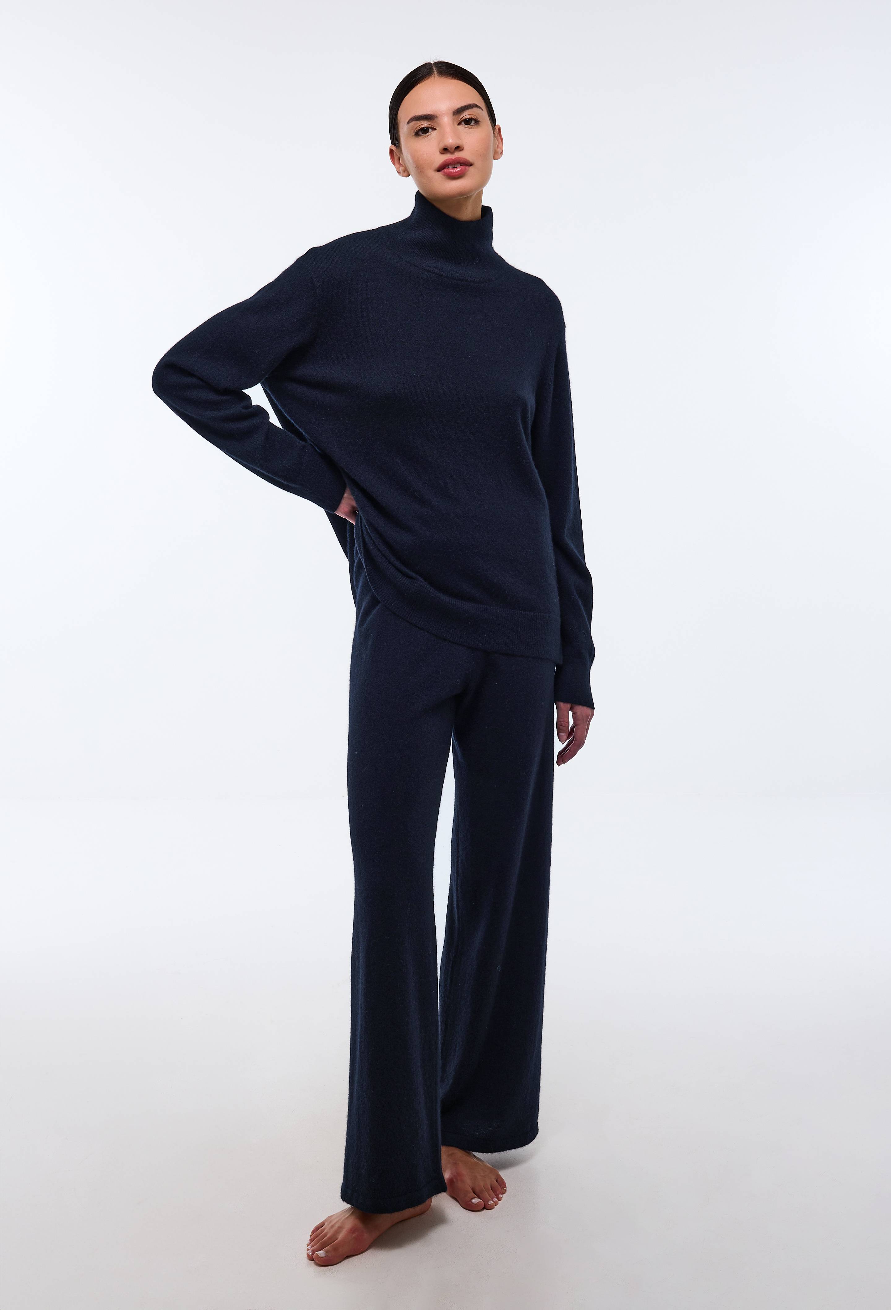 Pantalon large uni en cachemire, Bleu fonc&eacute;, swatch image