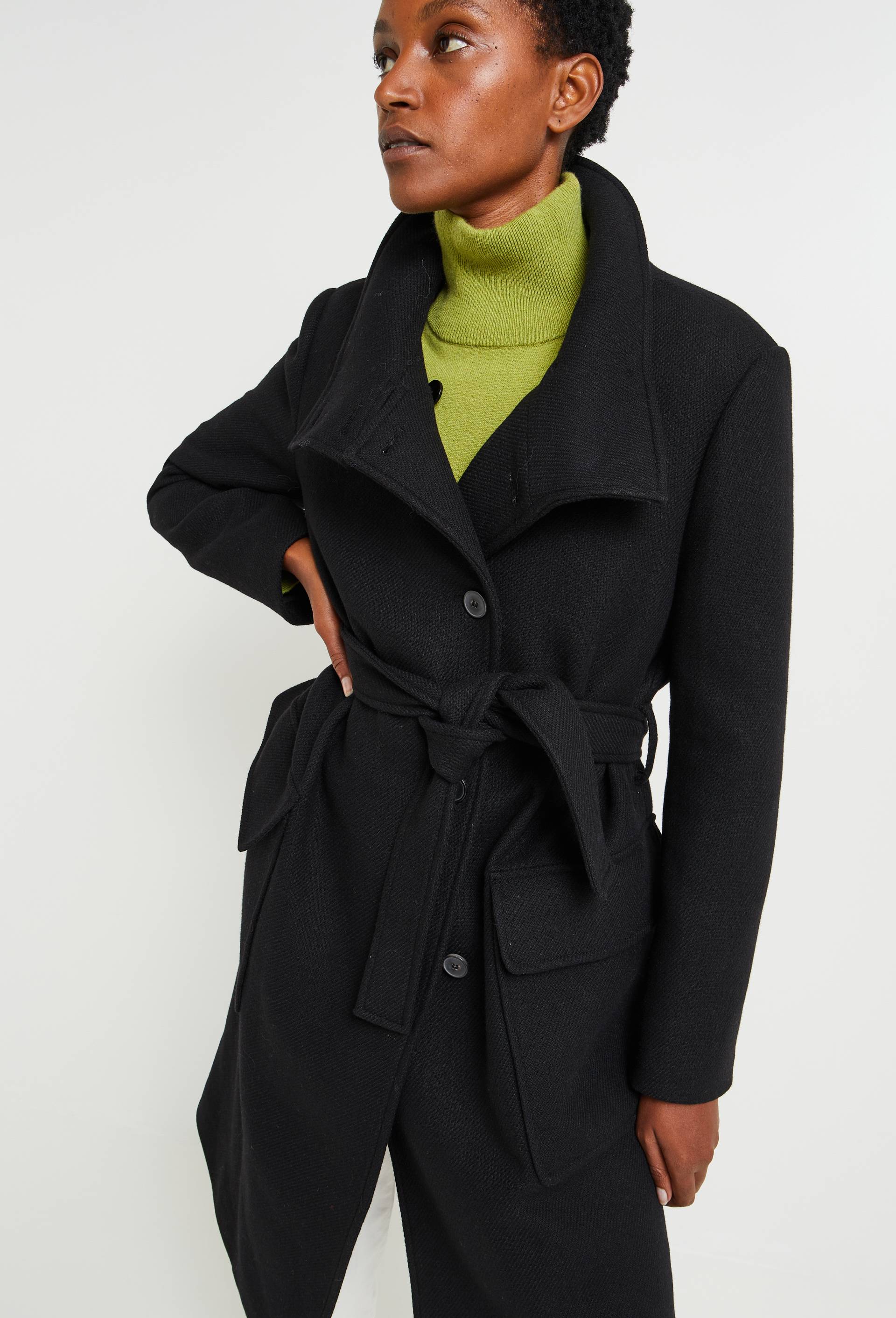 Manteau long col montant ceintur&eacute; contenant de la laine, Noir, large image number 1