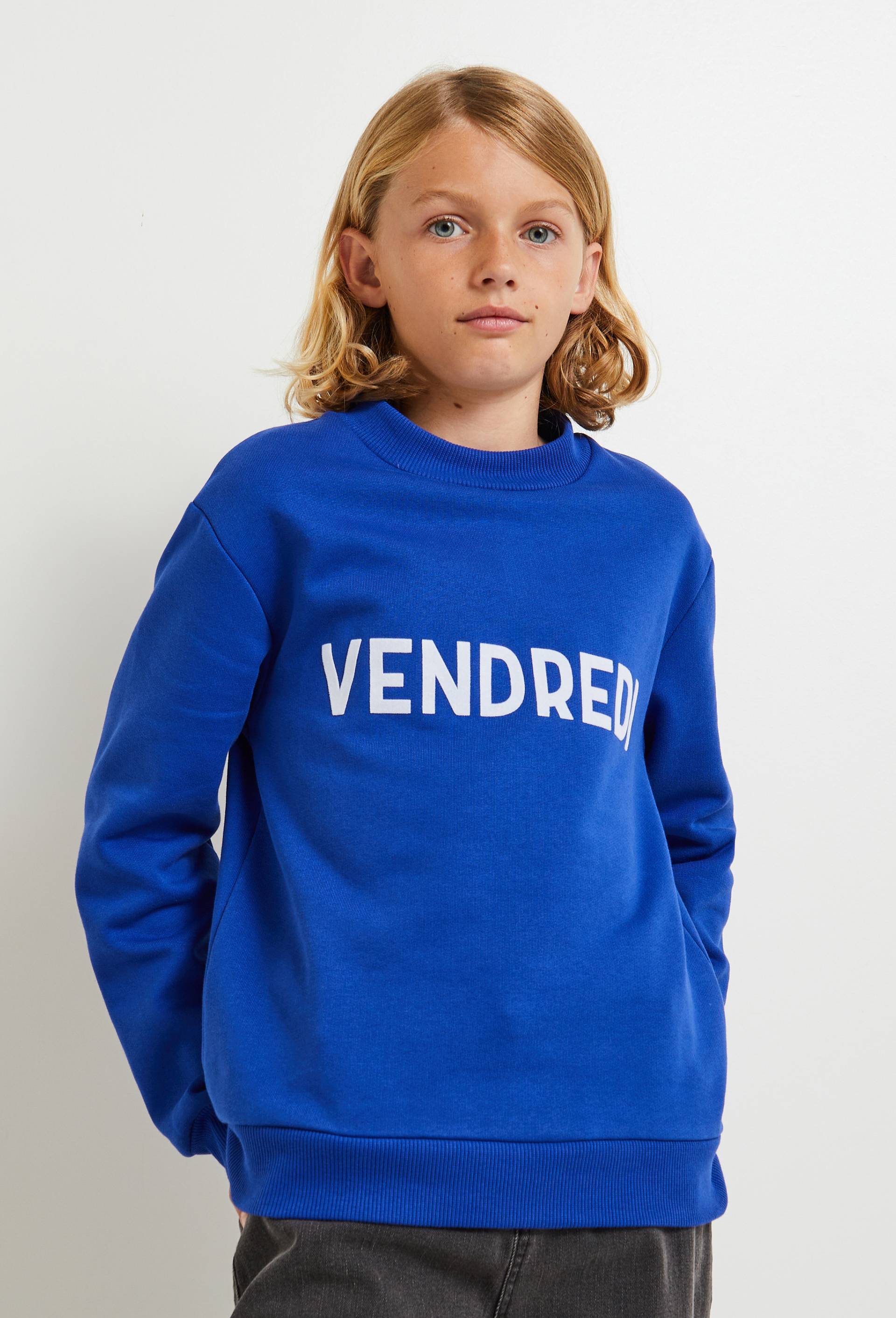 Sweat col rond uni avec imprimé vendredi contenant du coton BIO, certifié OEKO-TEX, Bleu, large image number 0.0