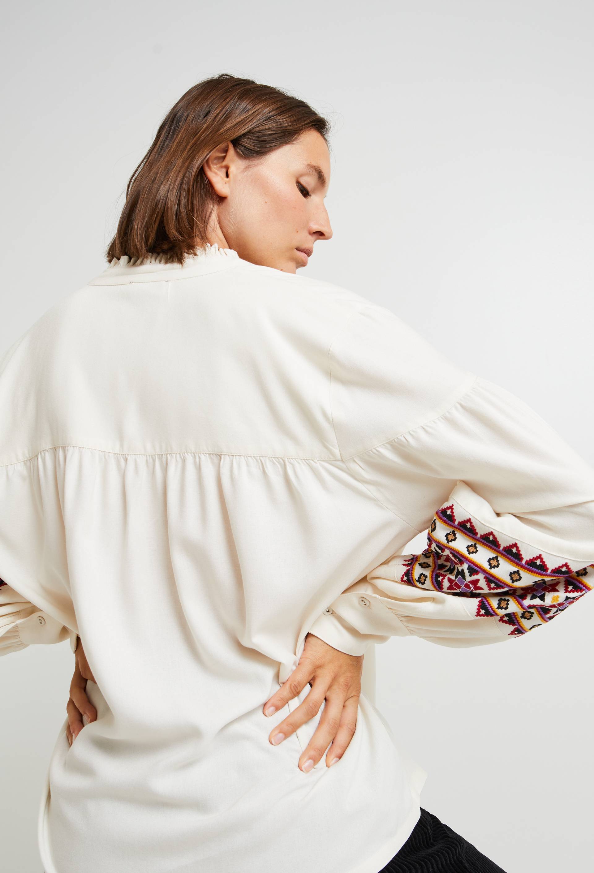Blouse unie avec détails broderie sur les manches, certifié EcoVero, Ecru, large image number 1