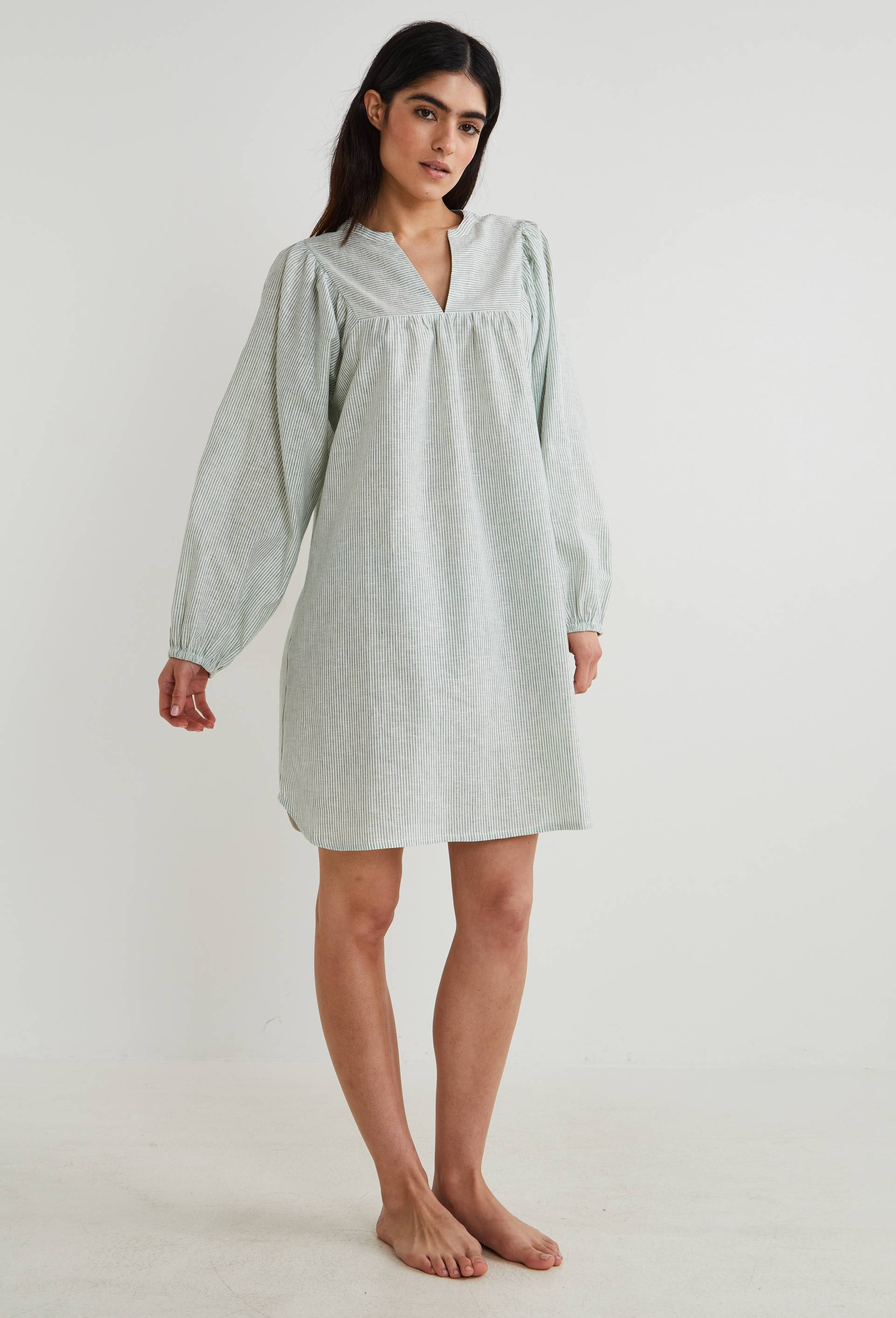 Chemise de nuit manches longues ray&eacute;e contenant du coton, certifi&eacute;e OCS, Ecru, large image number 0