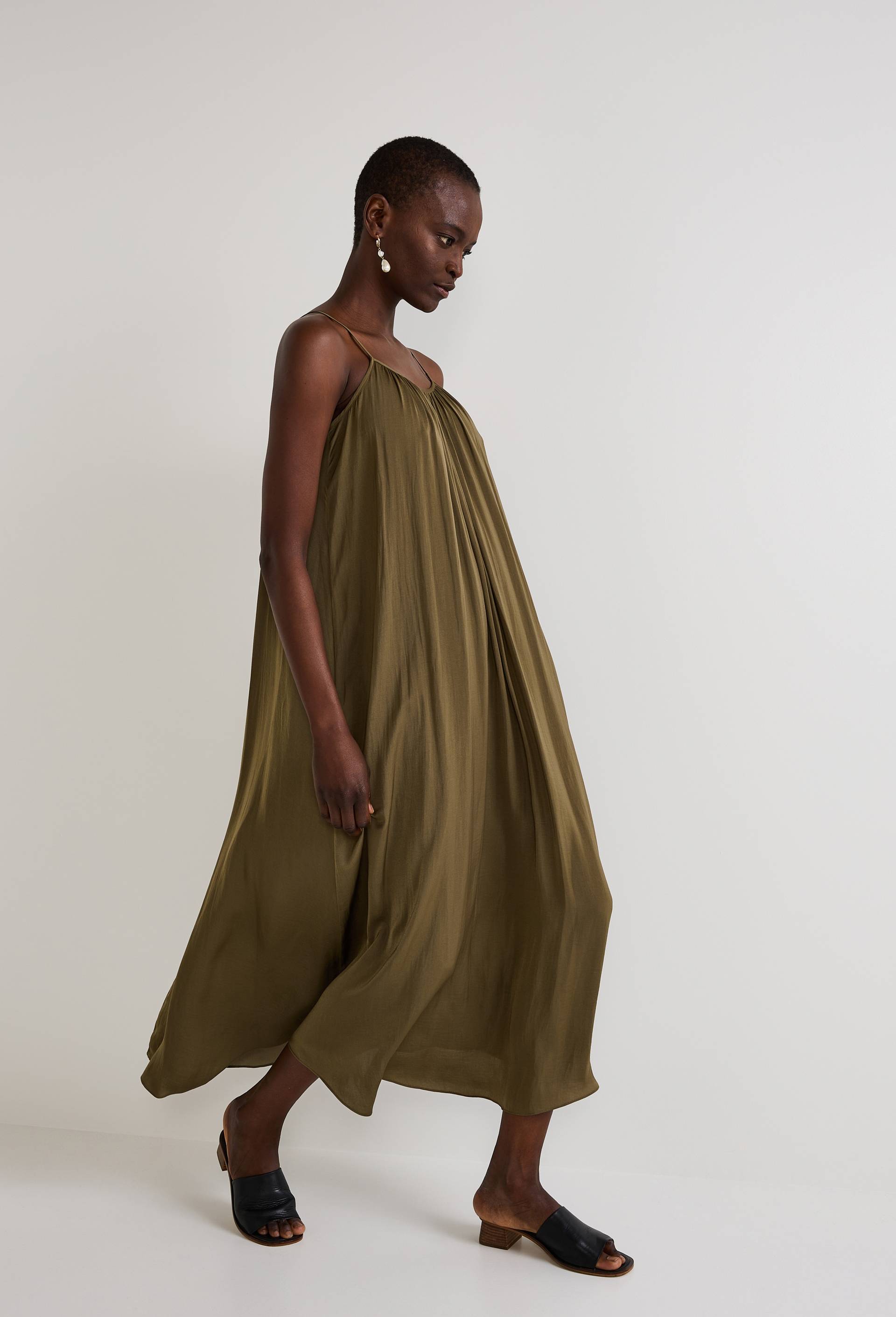 Robe ample satin&eacute;e &agrave; bretelles, Vert fonc&eacute;, large image number 0