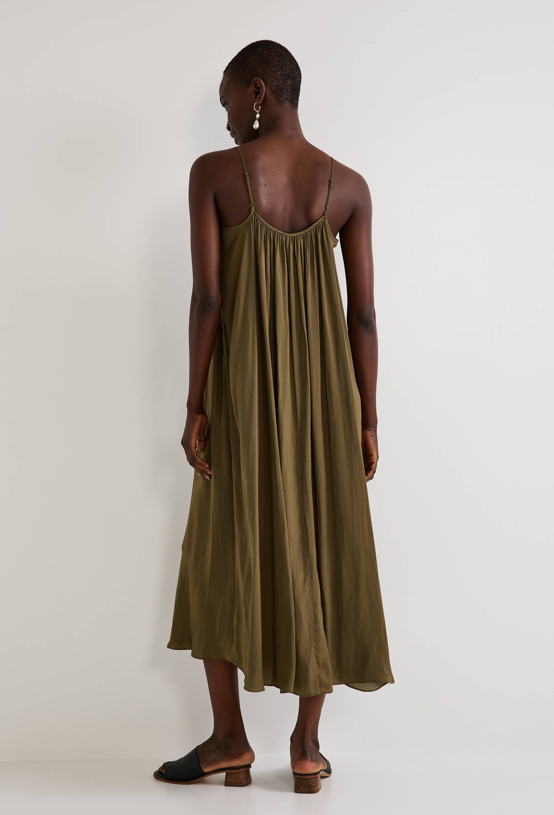 Robe ample satin&eacute;e &agrave; bretelles, Vert fonc&eacute;, large image number 1