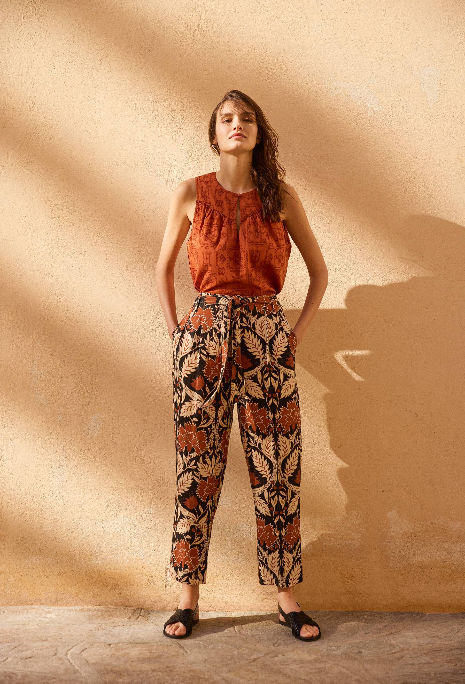 Pantalon ceintur&eacute; en lin et lyocell, Noir, large image number 0