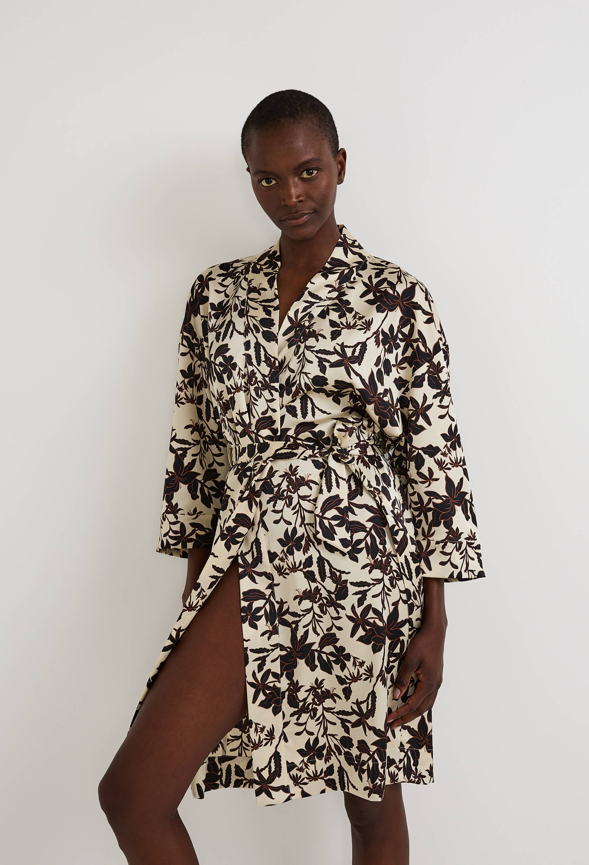Kimono imprim&eacute; en satin polyester, Noir, large image number 0