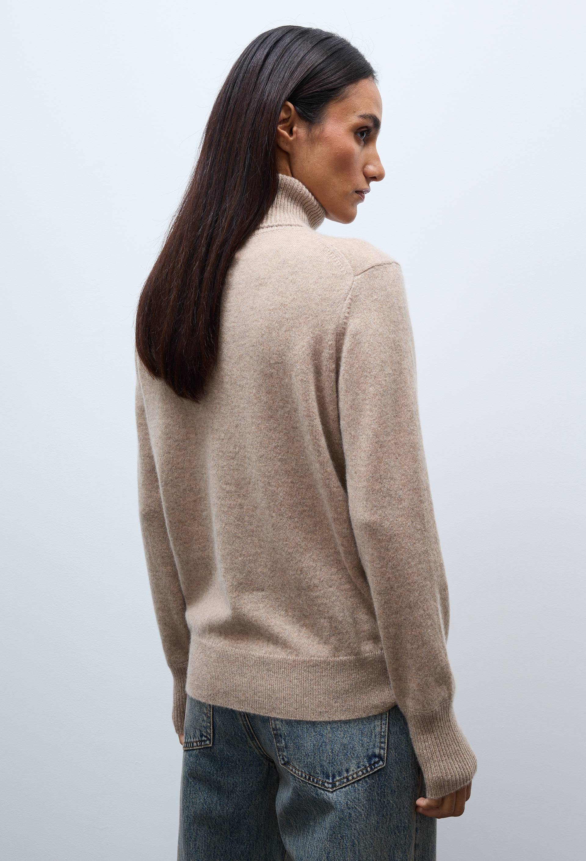 Pull uni col roul&eacute; en 100% cachemire, Beige, large image number 1.0
