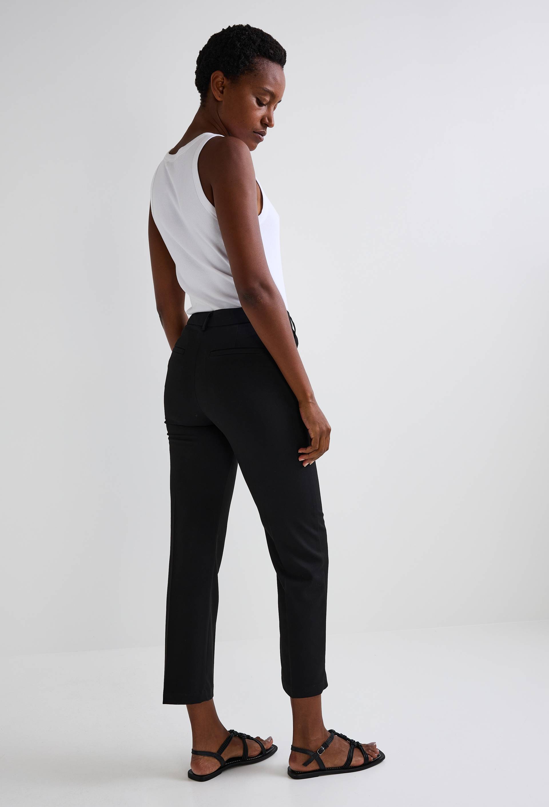 Pantalon droit uni avec pli cass&eacute;, Noir, large image number 2