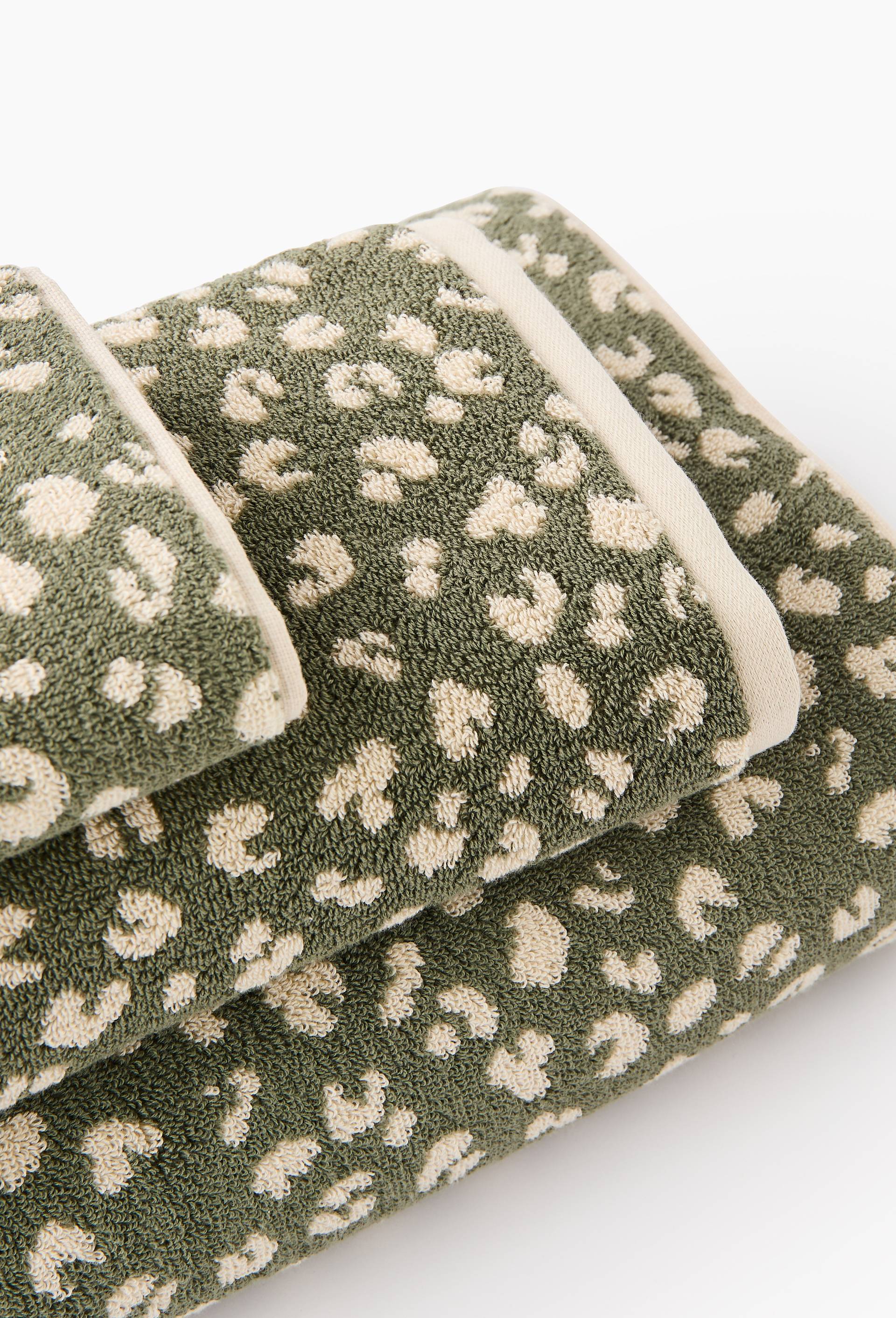 Serviette de bain &agrave; motif l&eacute;opard, en coton BIO GOTS, Vert fonc&eacute;, large image number 1