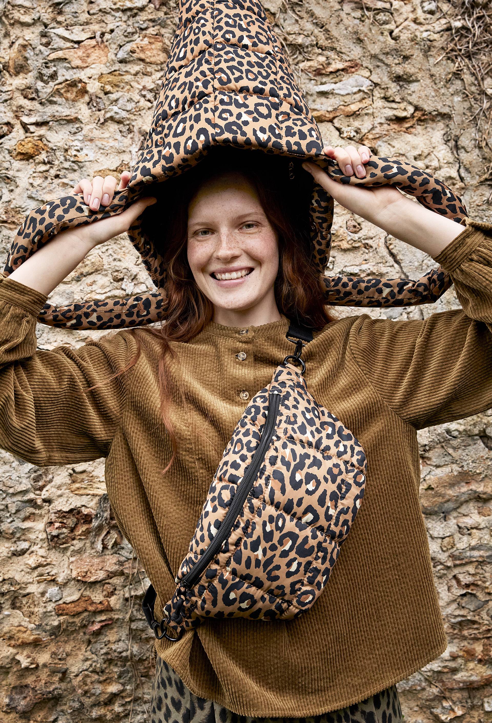 Sac banane matelassé imprimé léopard en polyester recyclé BEIGE