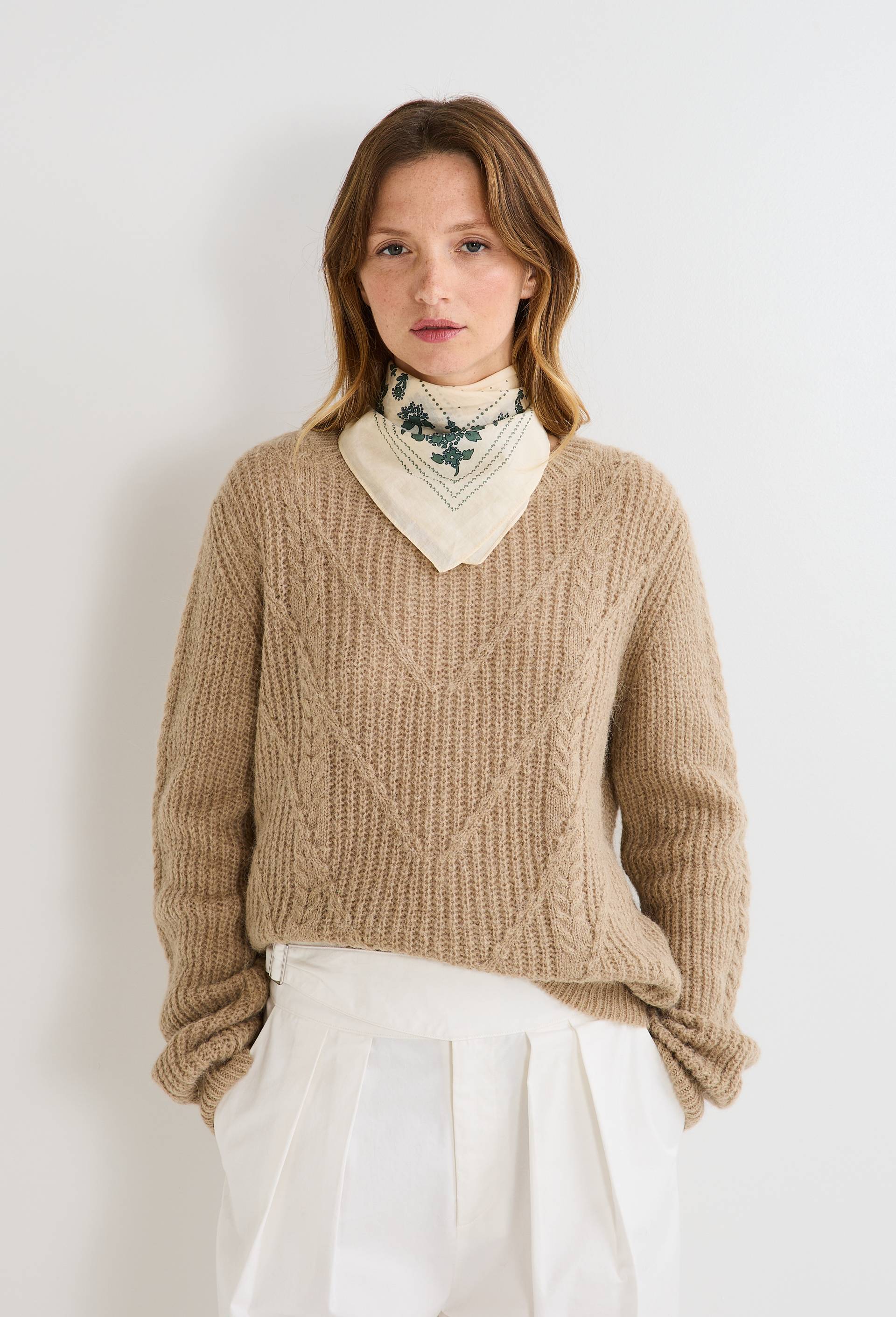 Pull col rond uni avec torsades, contenant de l'alpaga, Beige, large image number 0