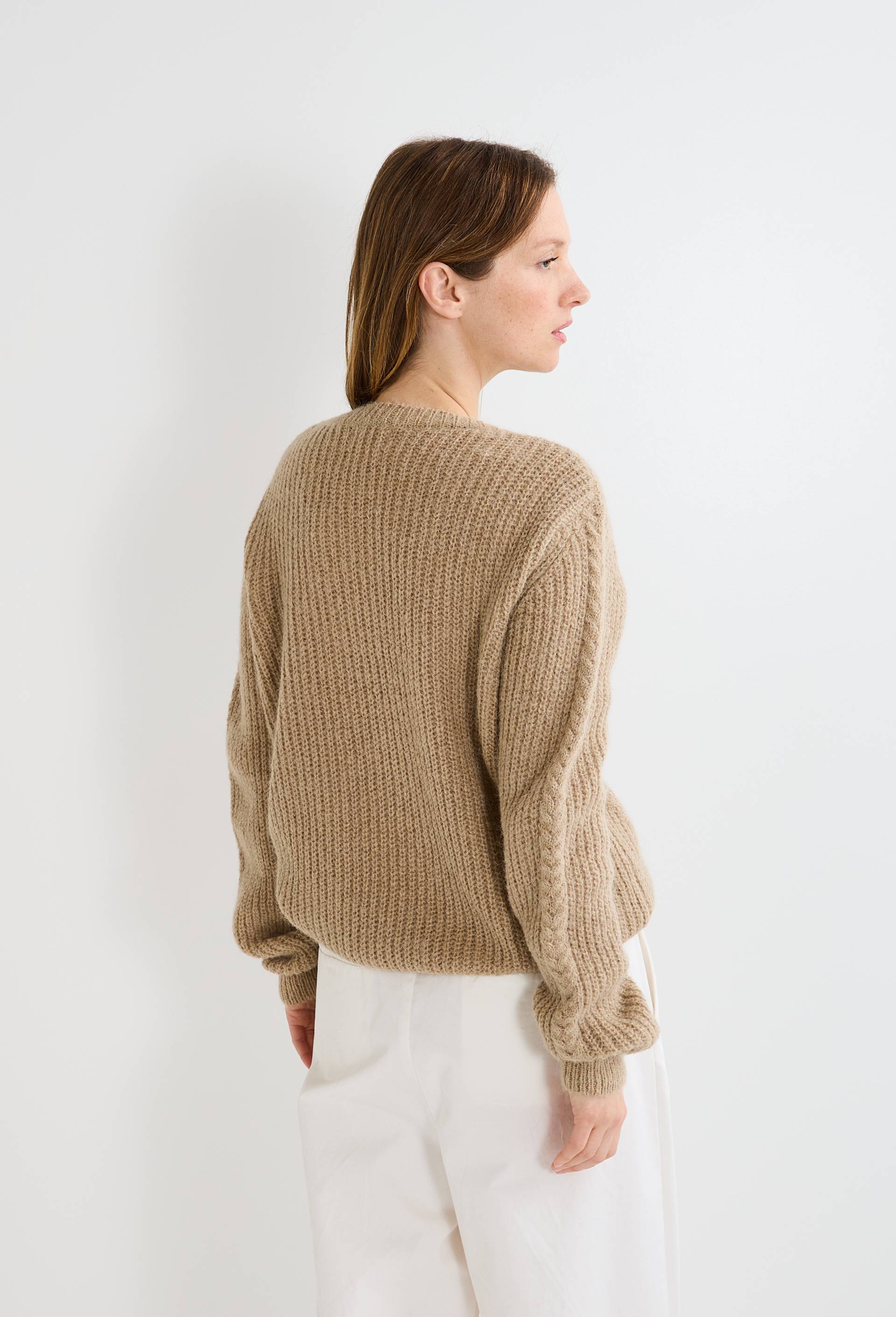 Pull col rond uni avec torsades, contenant de l'alpaga, Beige, large image number 1.0