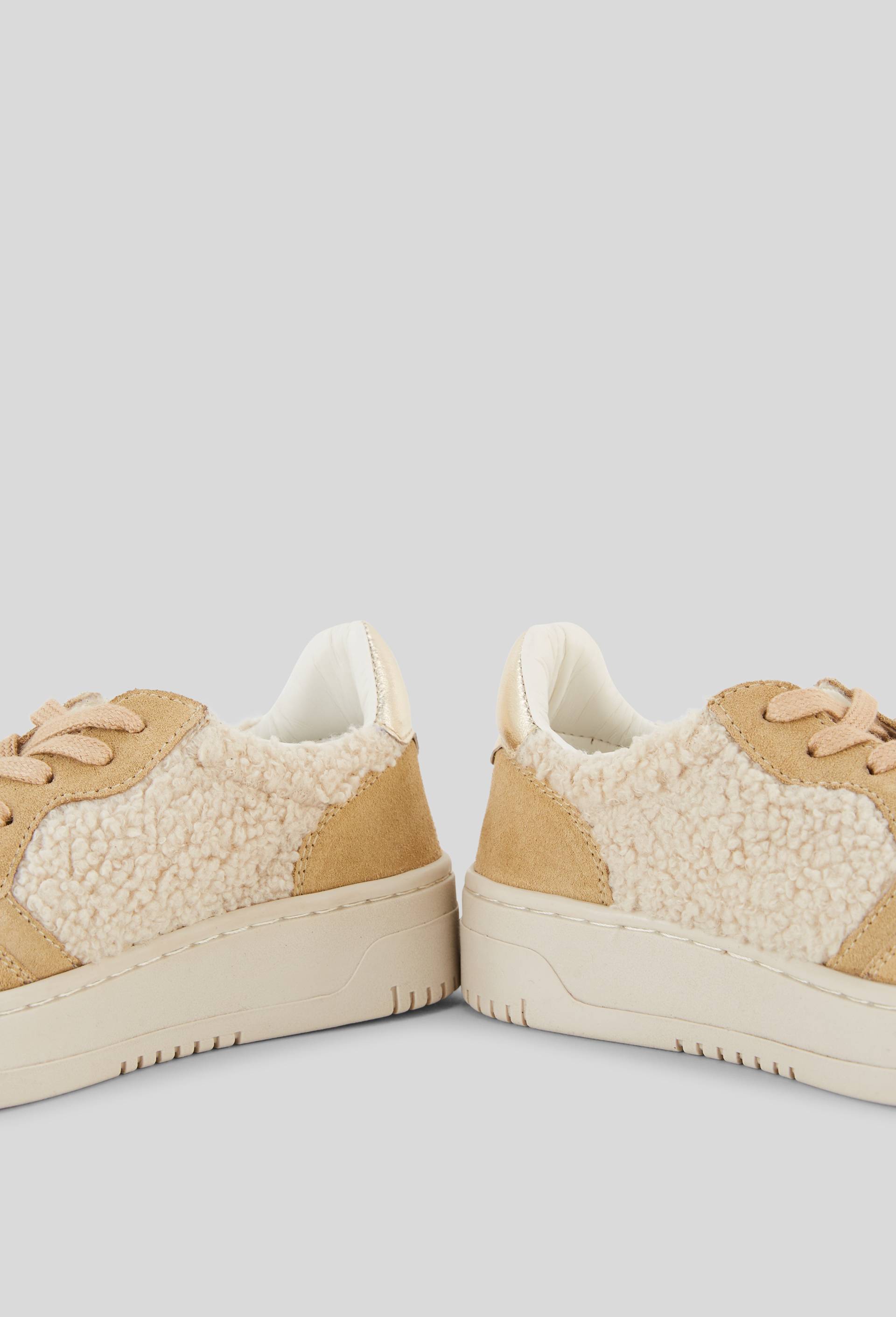 Baskets imitation sherpa avec d&eacute;tails en cuir, Beige clair, large image number 2