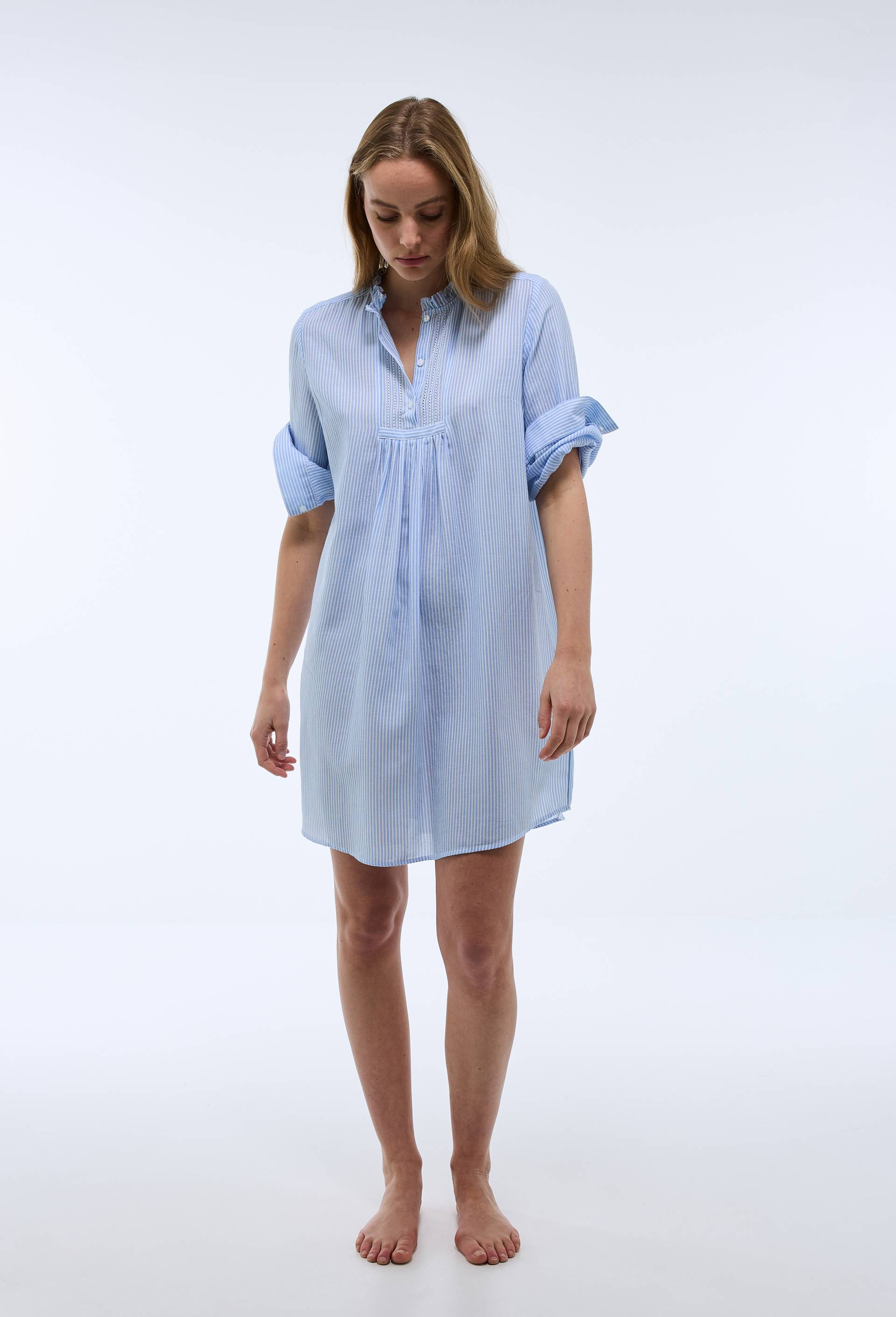 Chemise de nuit ray&eacute;e avec d&eacute;tail plastron en coton BIO GOTS, Bleu clair, swatch image