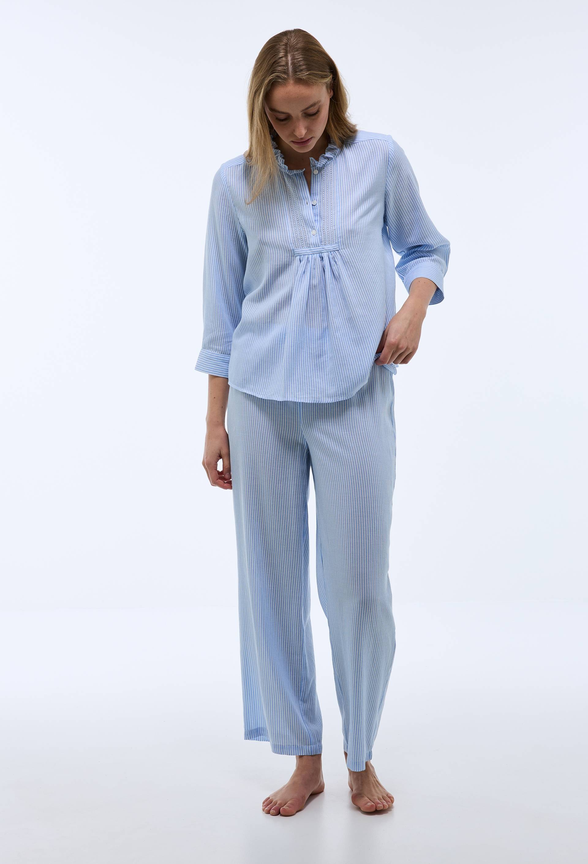 Pyjama ray&eacute; &agrave; manches longues avec d&eacute;tail plastron en coton BIO GOTS, Bleu clair, swatch image