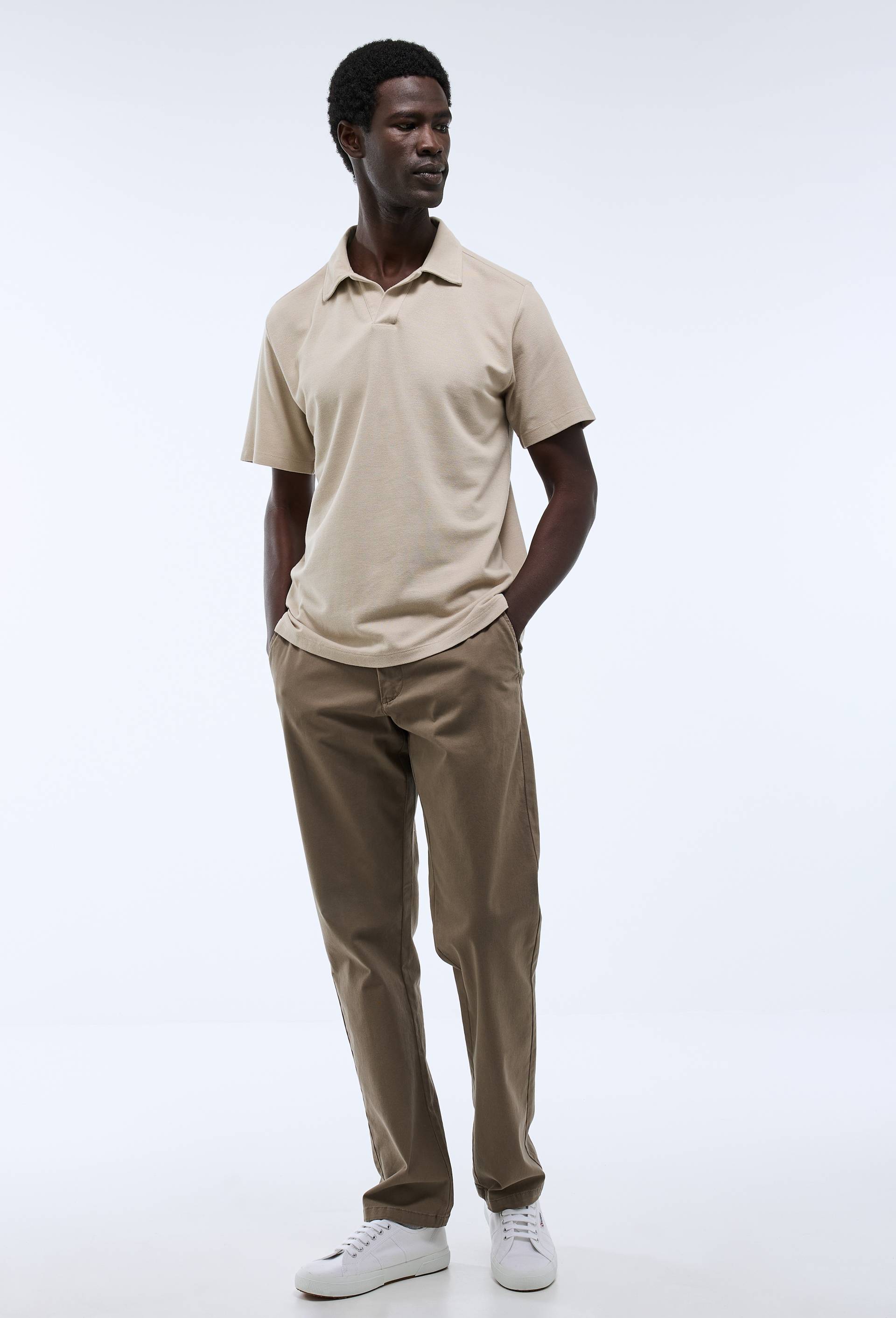Polo col v manches courtes  en coton, Beige clair, swatch image