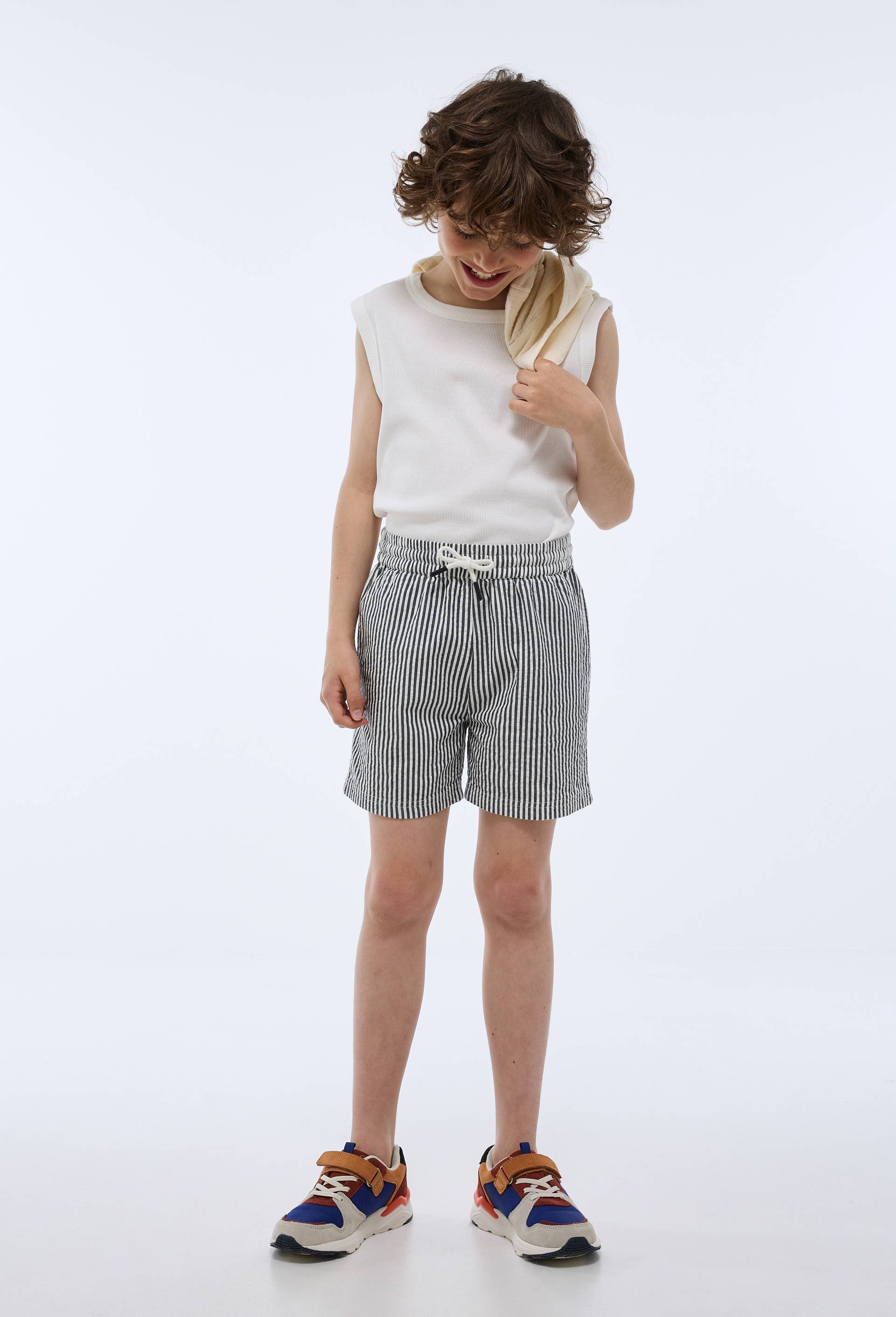 Short élastiqué rayé en coton BIO GOTS, Noir, swatch image