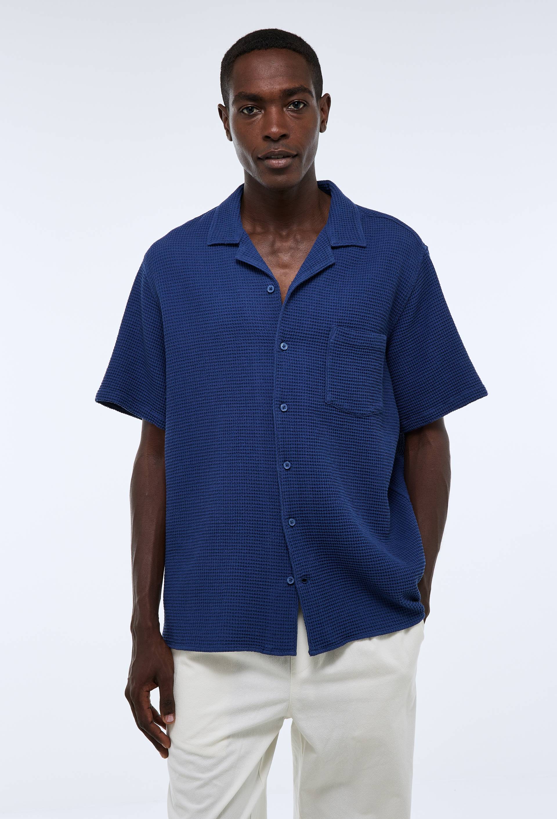Chemise Blanche Homme Texture Gaufrée – Idéale Pour Spectacle Ou Soirée – Manches Courtes, Coupe Moyenne, Jamais Portée