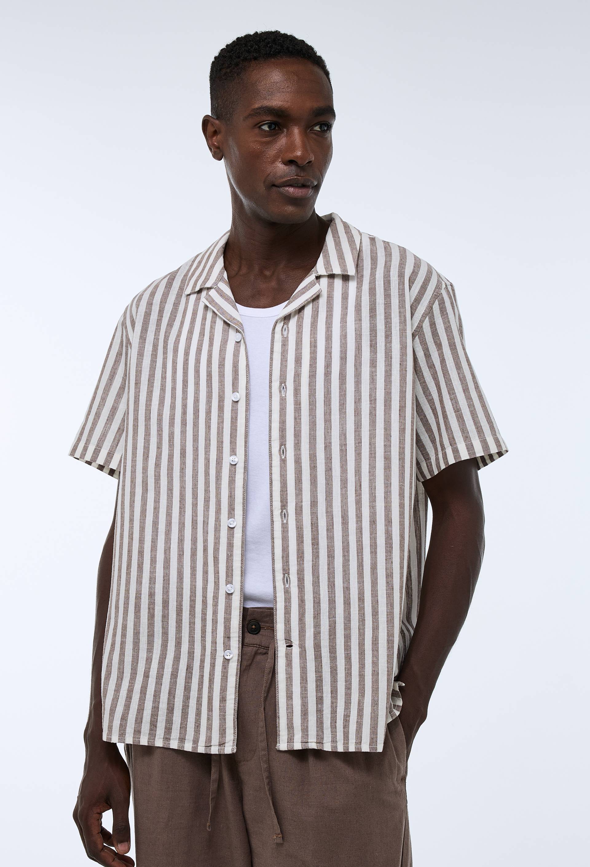 Chemise manches courtes ray&eacute;e en lin et coton, Brun clair, swatch image
